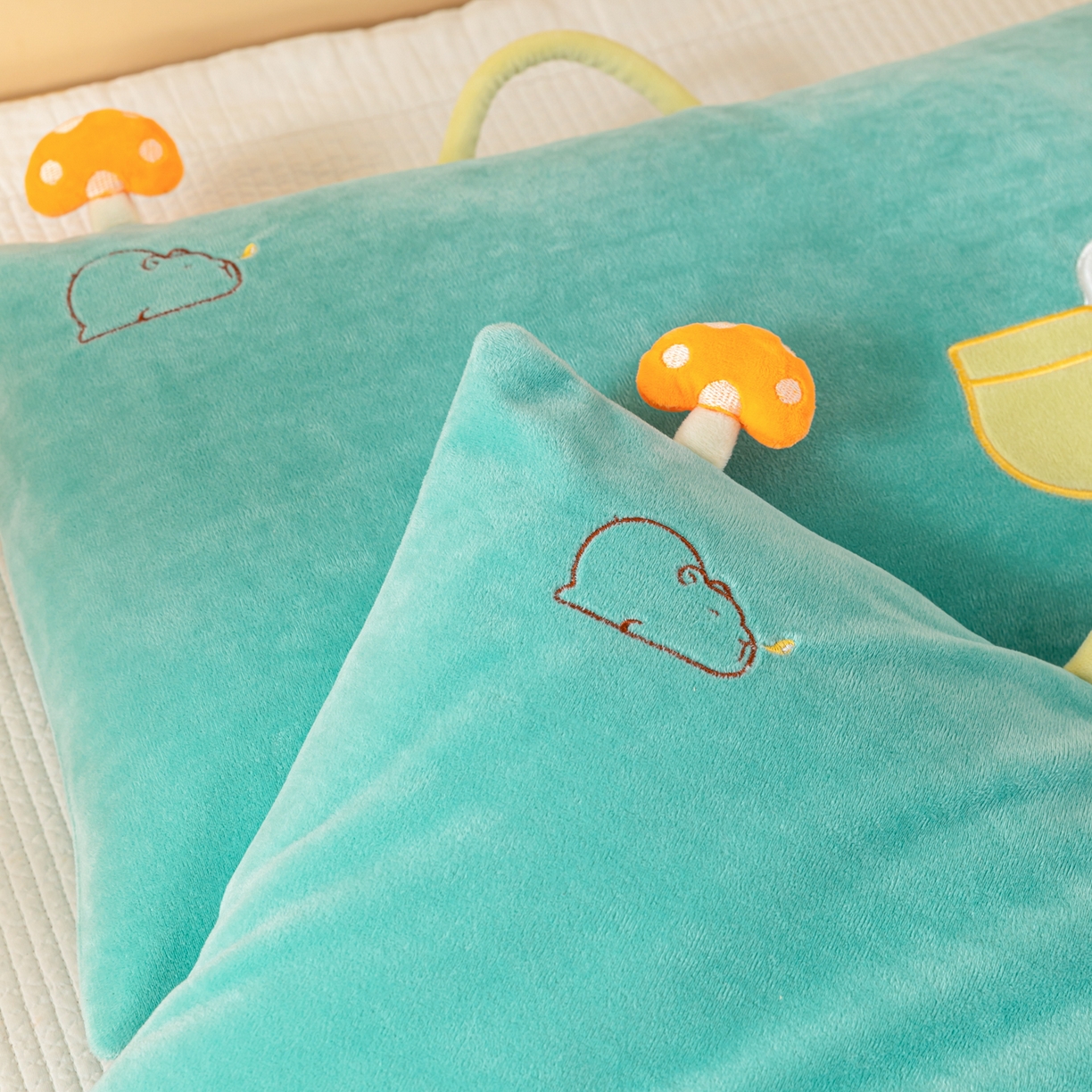 91家纺网 家纺一手货源 找家纺 织布人 2025新款荞麦枕婴肤绒卡通儿童荞麦枕学生枕开学季宿舍枕头枕芯 婴肤绒手提荞麦枕-大嘴鸭 30x50cm/只