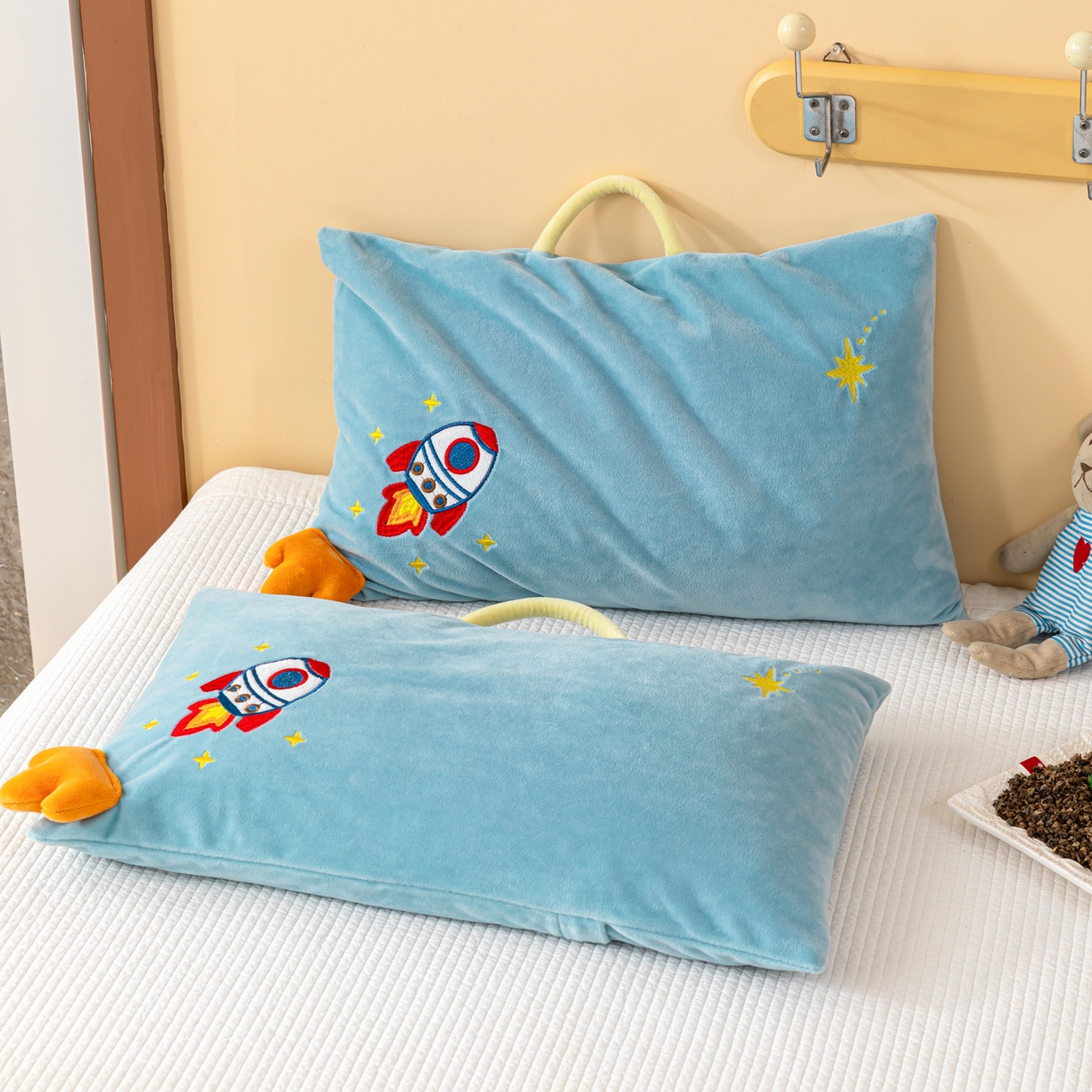91家纺网 家纺一手货源 找家纺 织布人 2025新款荞麦枕婴肤绒卡通儿童荞麦枕学生枕开学季宿舍枕头枕芯 婴肤绒手提荞麦枕-火箭升空 30x50cm/只