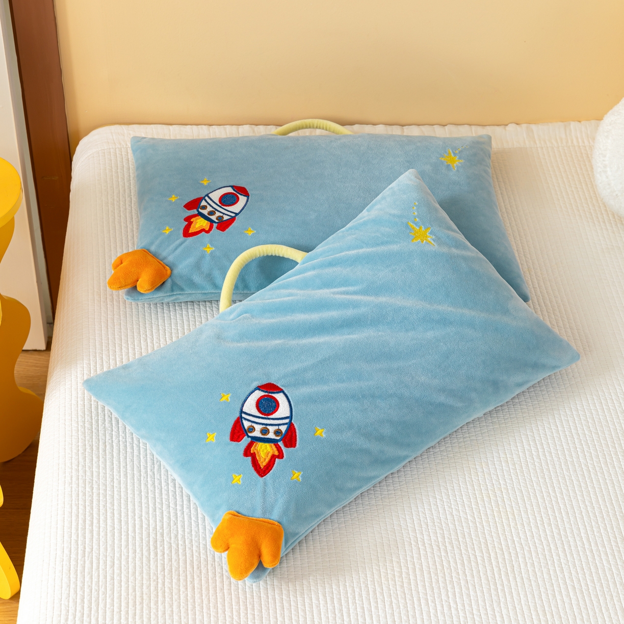 91家纺网 家纺一手货源 找家纺 织布人 2025新款荞麦枕婴肤绒卡通儿童荞麦枕学生枕开学季宿舍枕头枕芯 婴肤绒手提荞麦枕-火箭升空 30x50cm/只