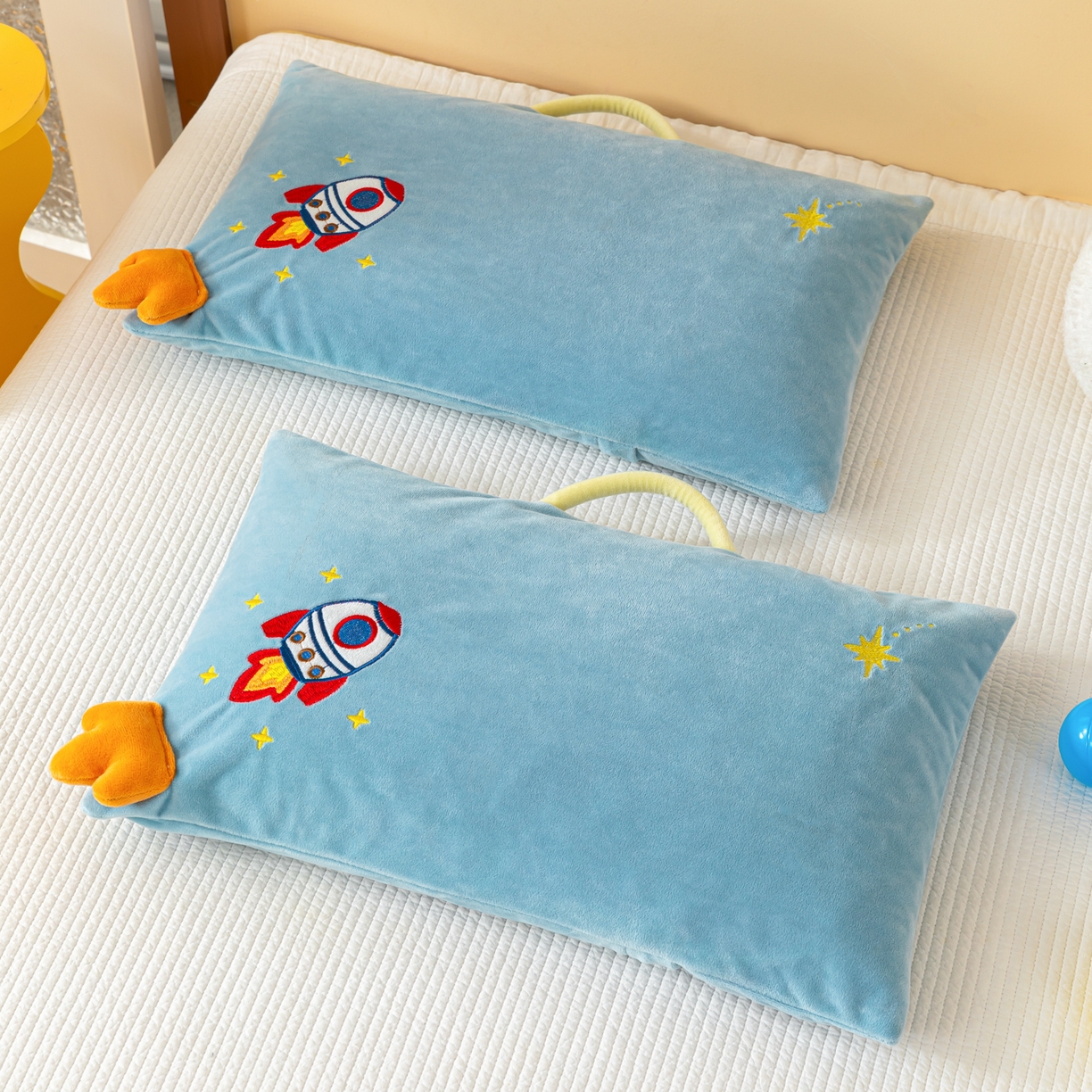 91家纺网 家纺一手货源 找家纺 织布人 2025新款荞麦枕婴肤绒卡通儿童荞麦枕学生枕开学季宿舍枕头枕芯 婴肤绒手提荞麦枕-火箭升空 30x50cm/只