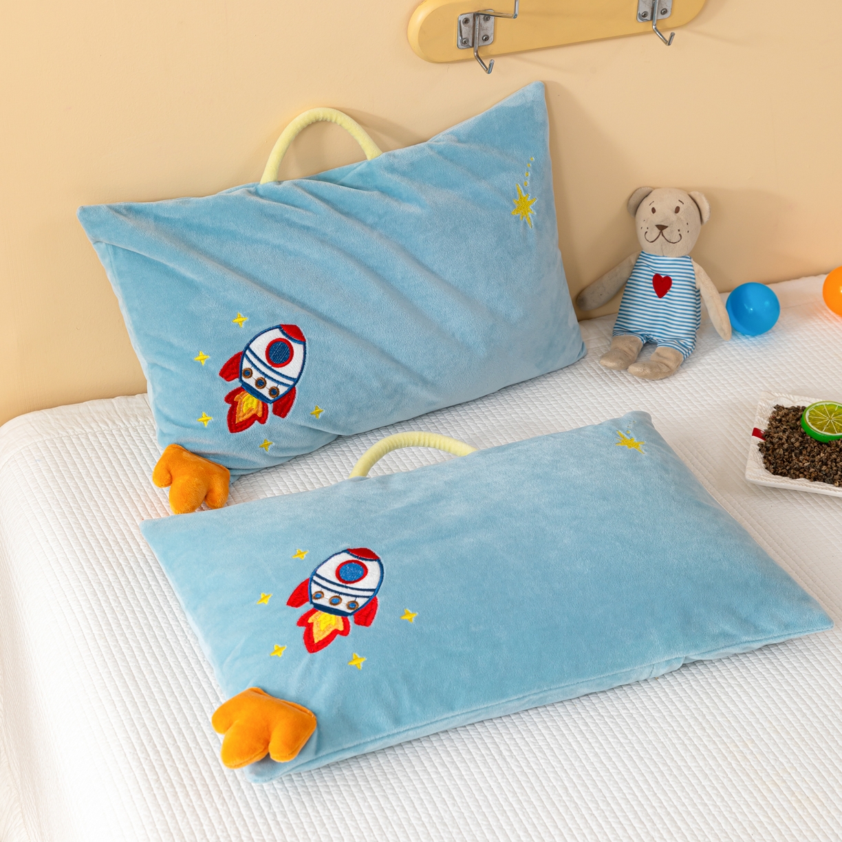 91家纺网 家纺一手货源 找家纺 织布人 2025新款荞麦枕婴肤绒卡通儿童荞麦枕学生枕开学季宿舍枕头枕芯 婴肤绒手提荞麦枕-火箭升空 30x50cm/只