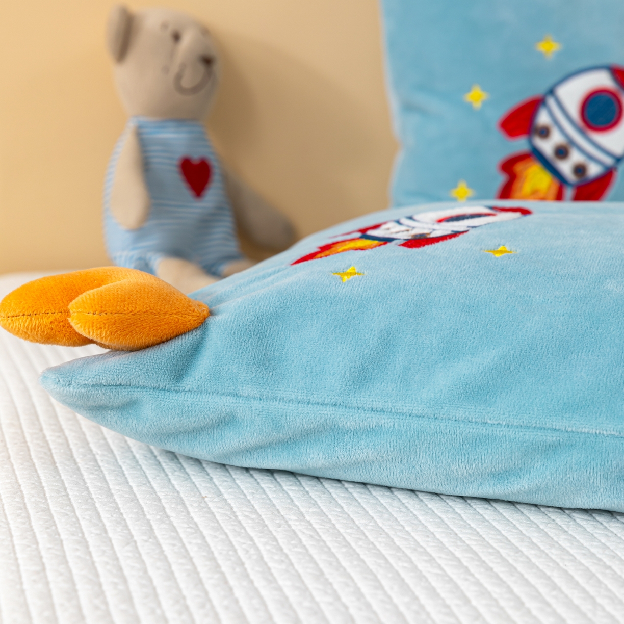 91家纺网 家纺一手货源 找家纺 织布人 2025新款荞麦枕婴肤绒卡通儿童荞麦枕学生枕开学季宿舍枕头枕芯 婴肤绒手提荞麦枕-火箭升空 30x50cm/只