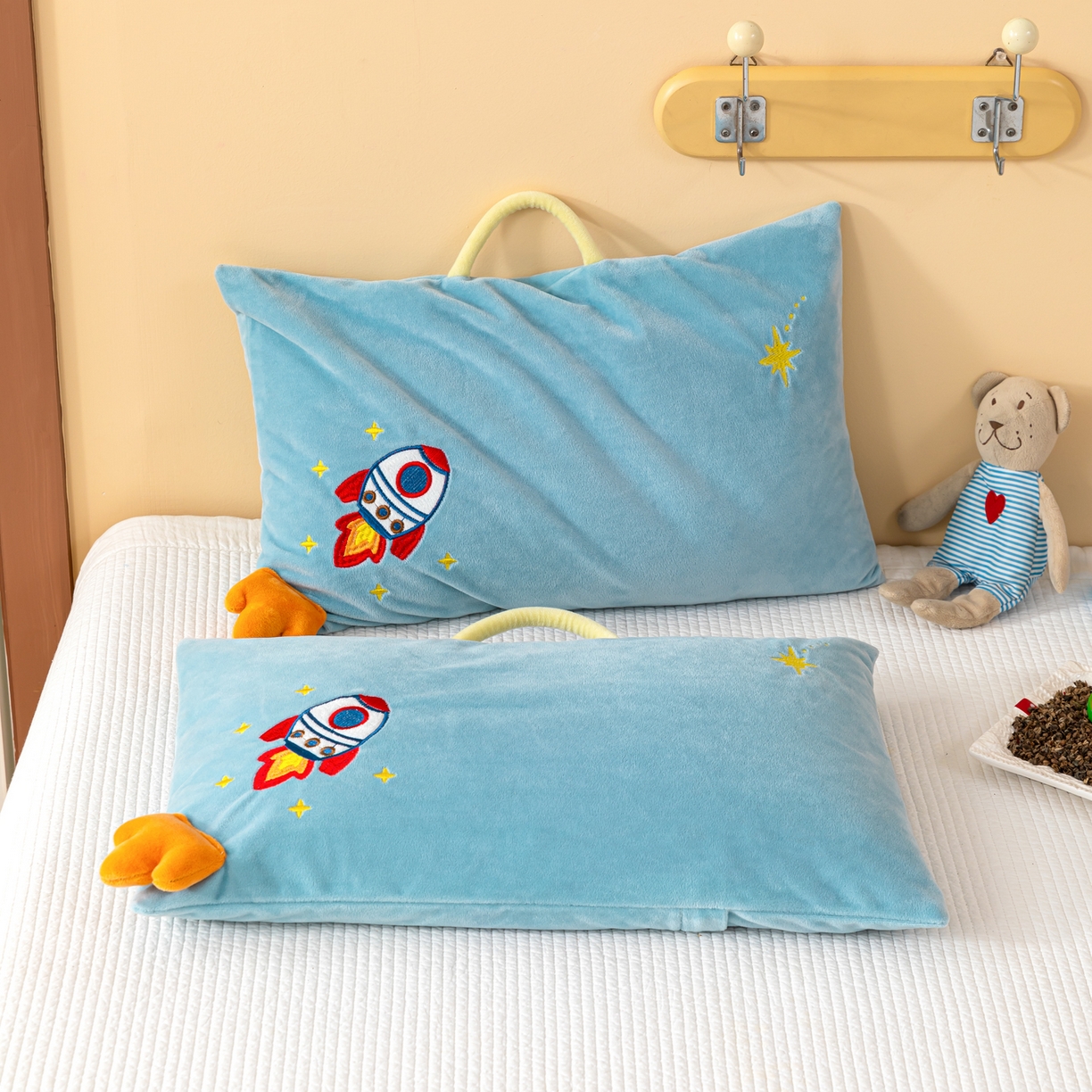 91家纺网 家纺一手货源 找家纺 织布人 2025新款荞麦枕婴肤绒卡通儿童荞麦枕学生枕开学季宿舍枕头枕芯 婴肤绒手提荞麦枕-火箭升空 30x50cm/只