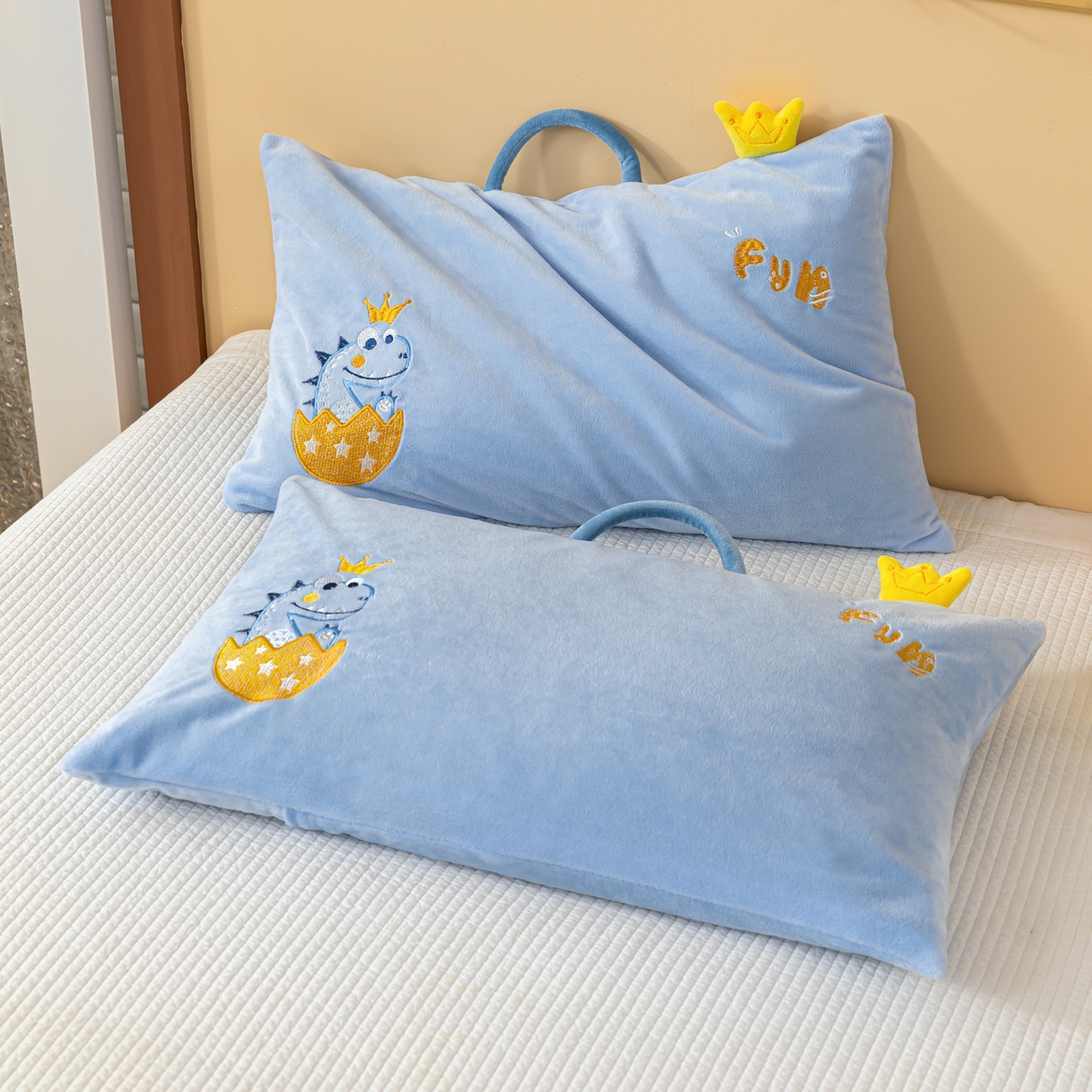 91家纺网 家纺一手货源 找家纺 织布人 2025新款荞麦枕婴肤绒卡通儿童荞麦枕学生枕开学季宿舍枕头枕芯 婴肤绒手提荞麦枕-恐龙蛋 30x50cm/只