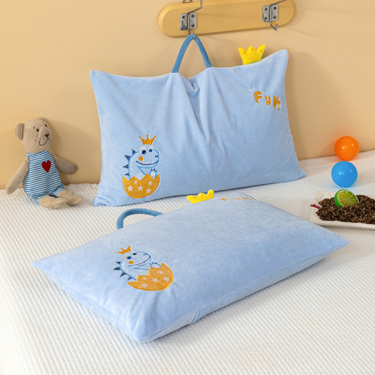 91家纺网 家纺一手货源 找家纺 织布人 2025新款荞麦枕婴肤绒卡通儿童荞麦枕学生枕开学季宿舍枕头枕芯 婴肤绒手提荞麦枕-恐龙蛋 30x50cm/只