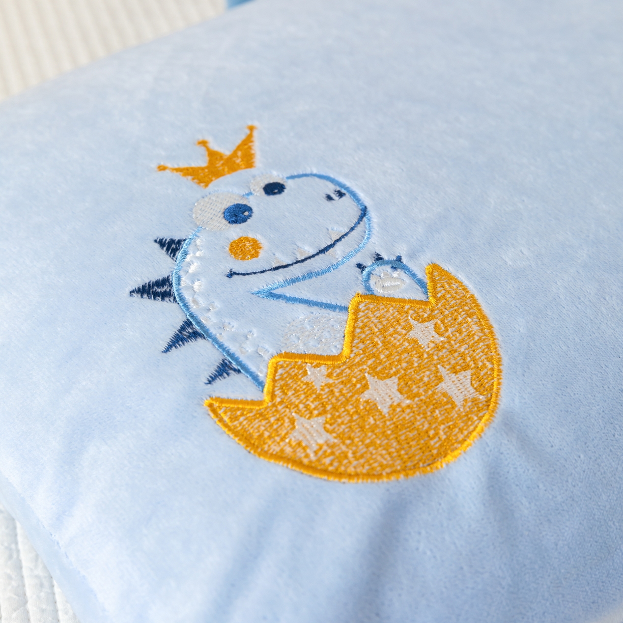 91家纺网 家纺一手货源 找家纺 织布人 2025新款荞麦枕婴肤绒卡通儿童荞麦枕学生枕开学季宿舍枕头枕芯 婴肤绒手提荞麦枕-恐龙蛋 30x50cm/只