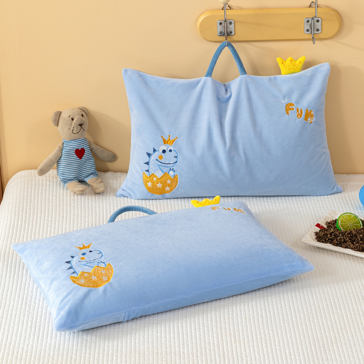 91家纺网 家纺一手货源 找家纺 织布人 2025新款荞麦枕婴肤绒卡通儿童荞麦枕学生枕开学季宿舍枕头枕芯 婴肤绒手提荞麦枕-恐龙蛋 30x50cm/只