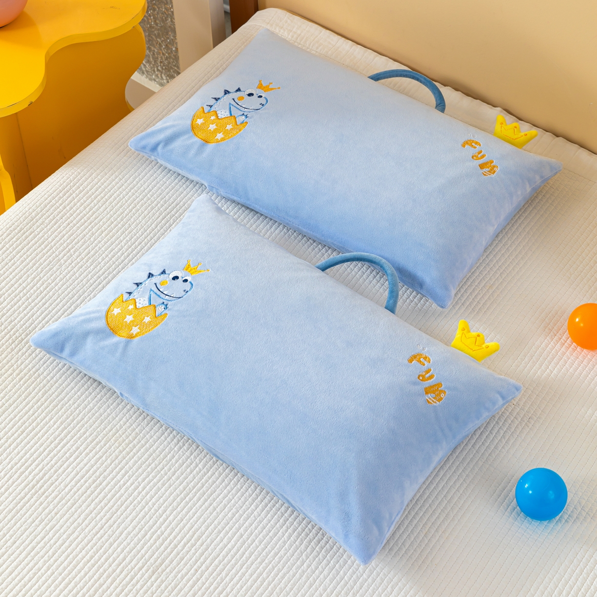 91家纺网 家纺一手货源 找家纺 织布人 2025新款荞麦枕婴肤绒卡通儿童荞麦枕学生枕开学季宿舍枕头枕芯 婴肤绒手提荞麦枕-恐龙蛋 30x50cm/只