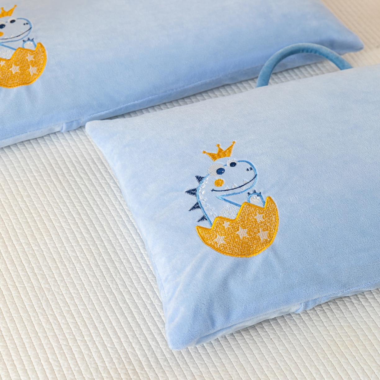 91家纺网 家纺一手货源 找家纺 织布人 2025新款荞麦枕婴肤绒卡通儿童荞麦枕学生枕开学季宿舍枕头枕芯 婴肤绒手提荞麦枕-恐龙蛋 30x50cm/只