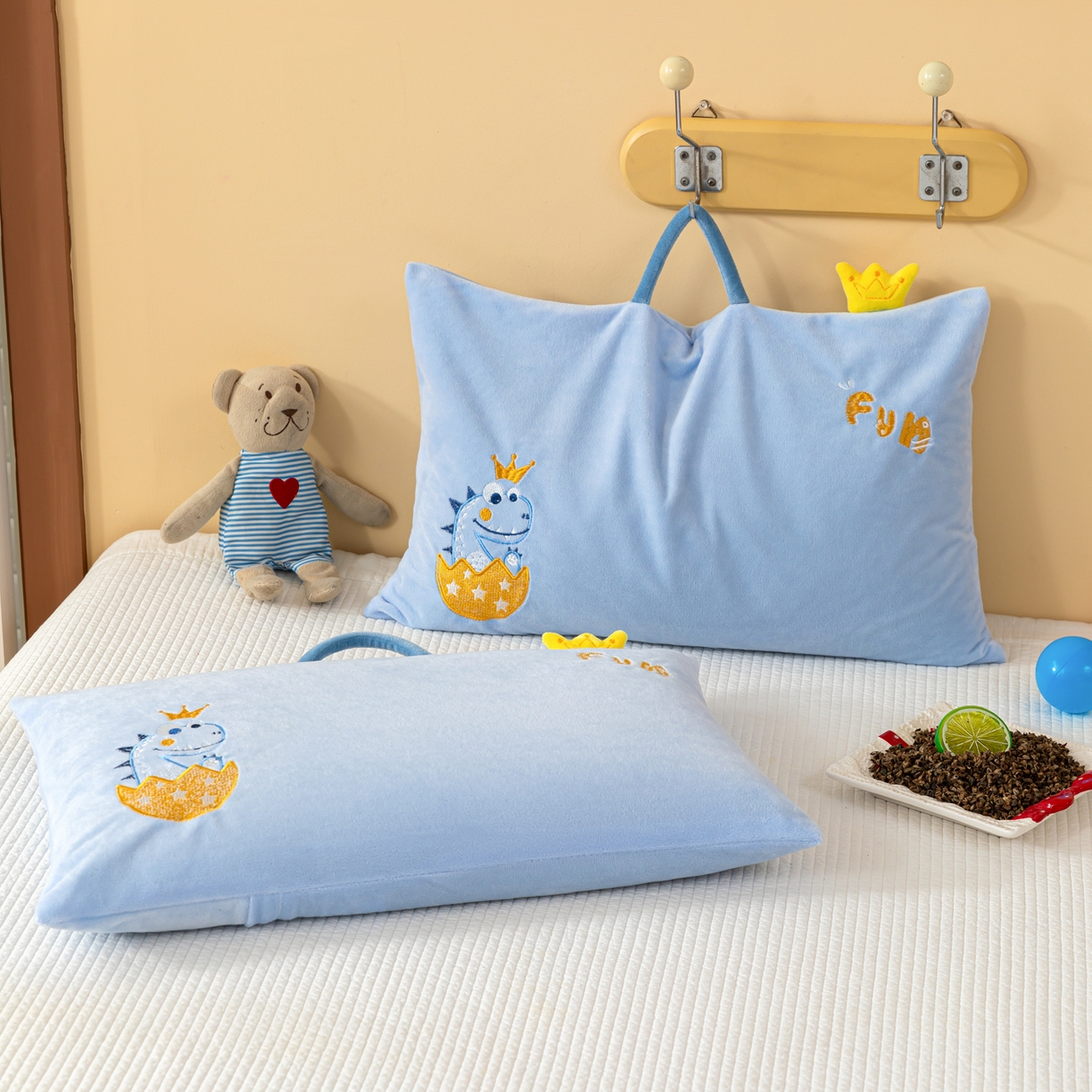 91家纺网 家纺一手货源 找家纺 织布人 2025新款荞麦枕婴肤绒卡通儿童荞麦枕学生枕开学季宿舍枕头枕芯 婴肤绒手提荞麦枕-恐龙蛋 30x50cm/只