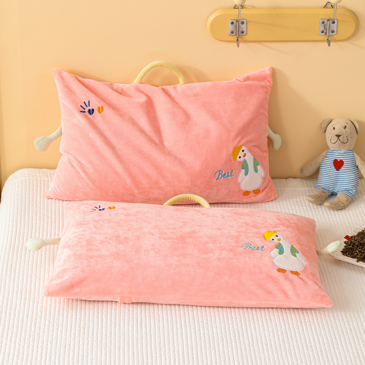 91家纺网 家纺一手货源 找家纺 织布人 2025新款荞麦枕婴肤绒卡通儿童荞麦枕学生枕开学季宿舍枕头枕芯 婴肤绒手提荞麦枕-你好鸭 30x50cm/只