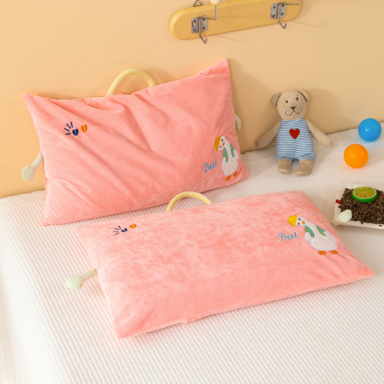 91家纺网 家纺一手货源 找家纺 织布人 2025新款荞麦枕婴肤绒卡通儿童荞麦枕学生枕开学季宿舍枕头枕芯 婴肤绒手提荞麦枕-你好鸭 30x50cm/只