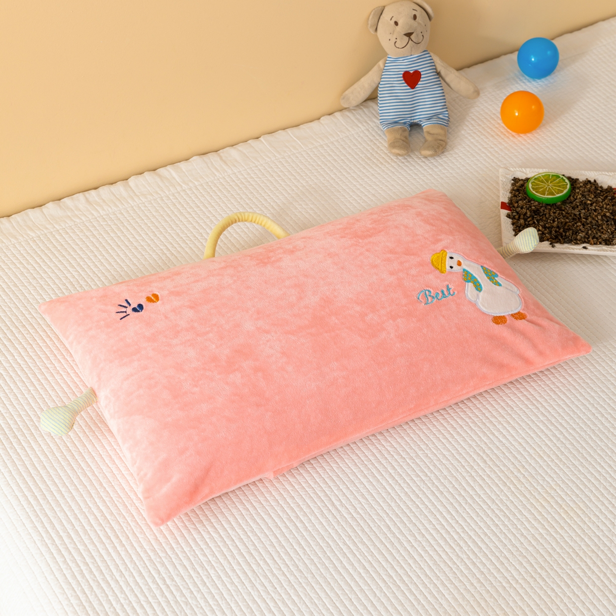 91家纺网 家纺一手货源 找家纺 织布人 2025新款荞麦枕婴肤绒卡通儿童荞麦枕学生枕开学季宿舍枕头枕芯 婴肤绒手提荞麦枕-你好鸭 30x50cm/只