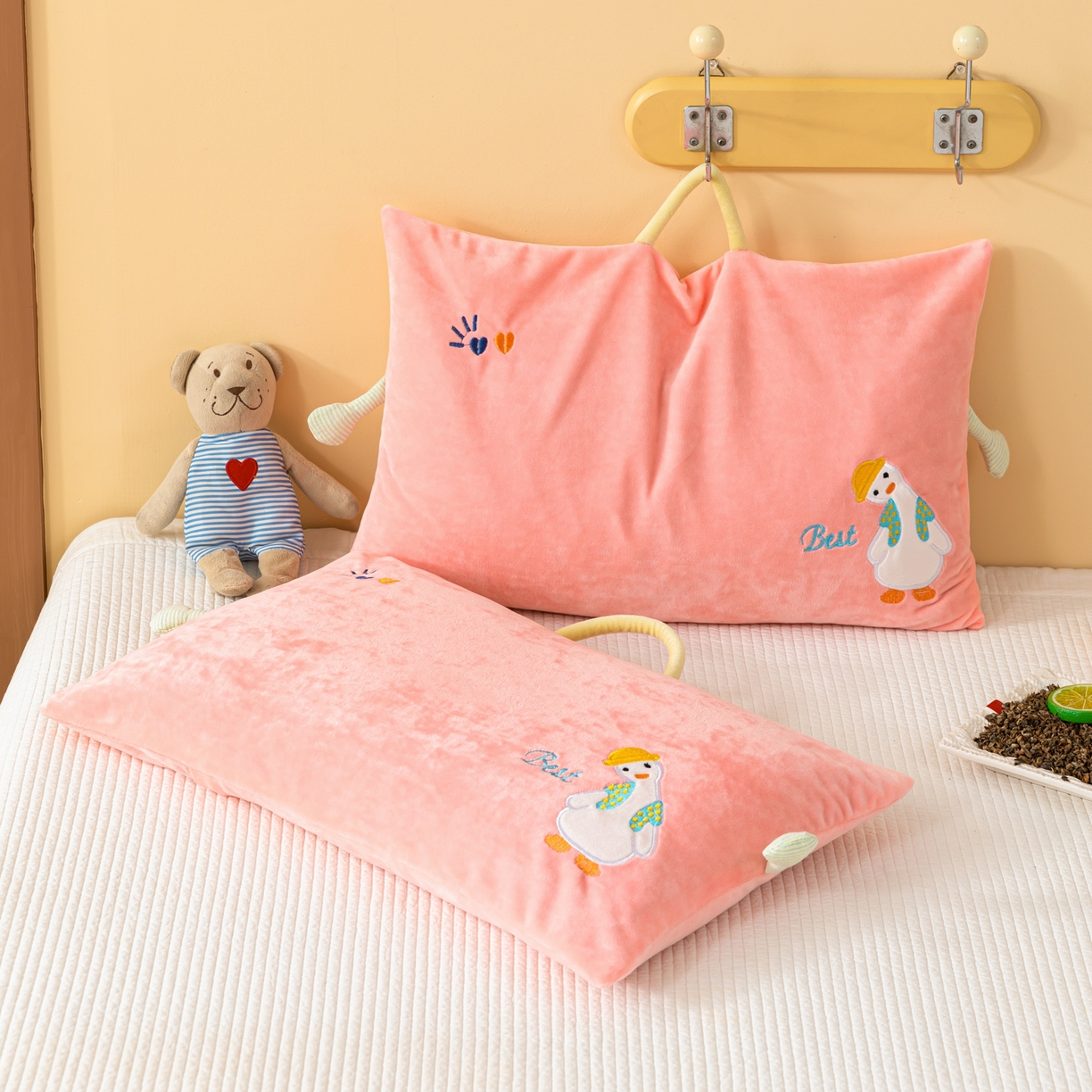 91家纺网 家纺一手货源 找家纺 织布人 2025新款荞麦枕婴肤绒卡通儿童荞麦枕学生枕开学季宿舍枕头枕芯 婴肤绒手提荞麦枕-你好鸭 30x50cm/只