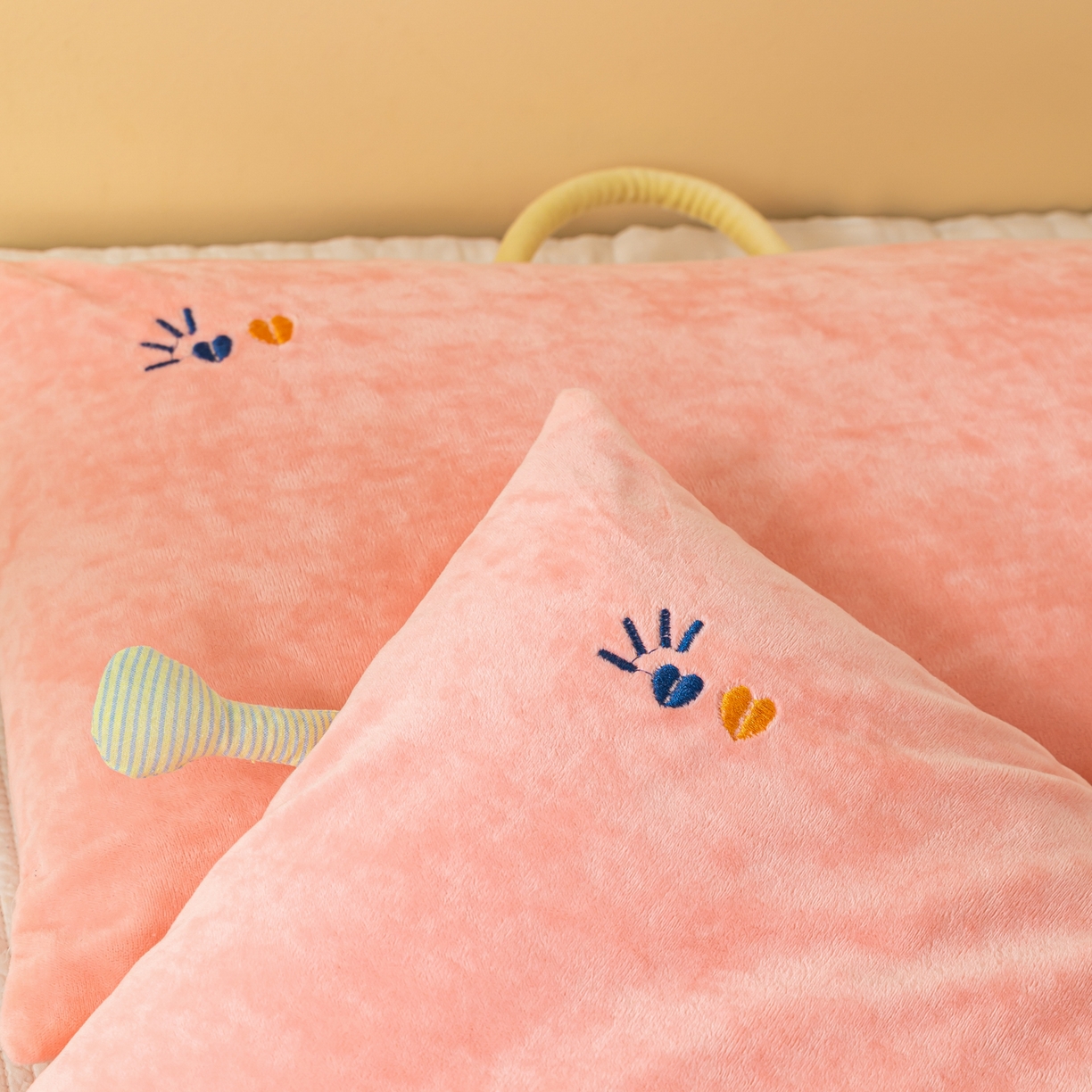 91家纺网 家纺一手货源 找家纺 织布人 2025新款荞麦枕婴肤绒卡通儿童荞麦枕学生枕开学季宿舍枕头枕芯 婴肤绒手提荞麦枕-你好鸭 30x50cm/只