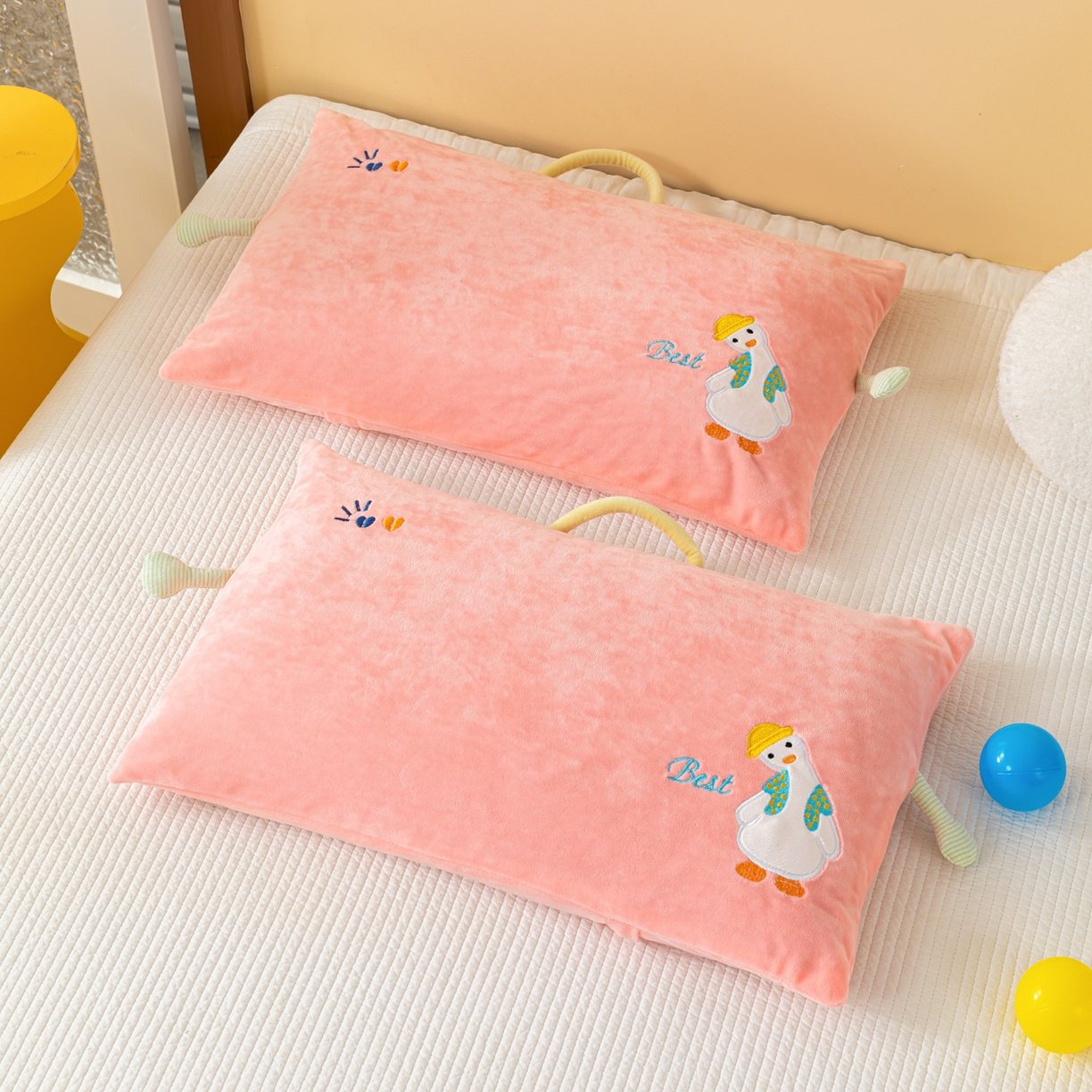 91家纺网 家纺一手货源 找家纺 织布人 2025新款荞麦枕婴肤绒卡通儿童荞麦枕学生枕开学季宿舍枕头枕芯 婴肤绒手提荞麦枕-你好鸭 30x50cm/只