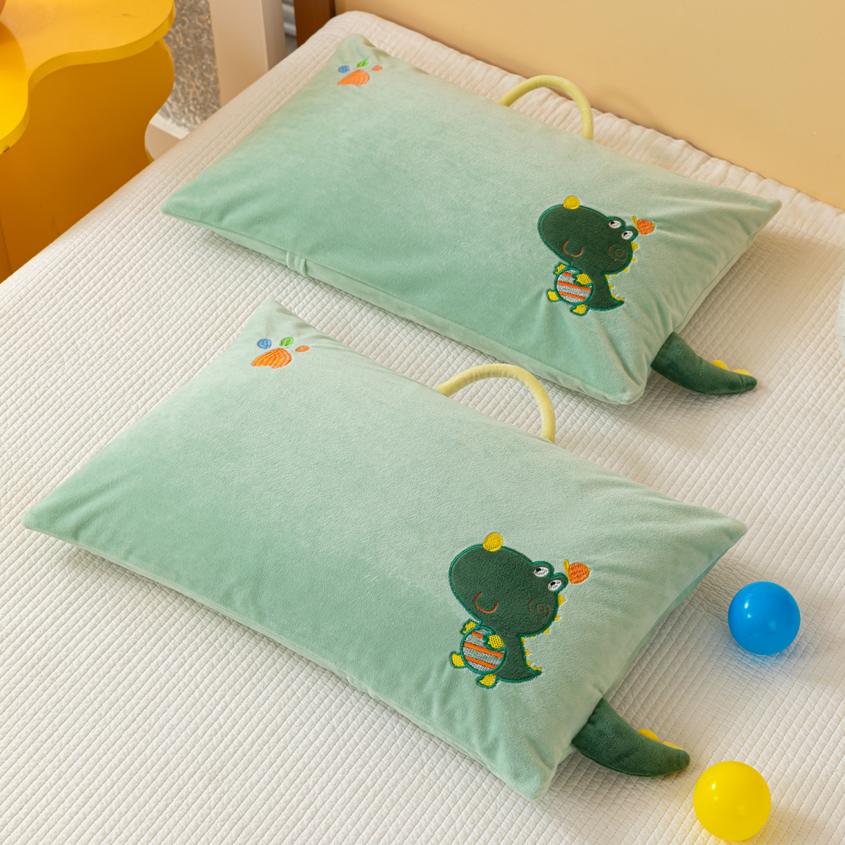 91家纺网 家纺一手货源 找家纺 织布人 2025新款荞麦枕婴肤绒卡通儿童荞麦枕学生枕开学季宿舍枕头枕芯 婴肤绒手提荞麦枕-小恐龙 30x50cm/只