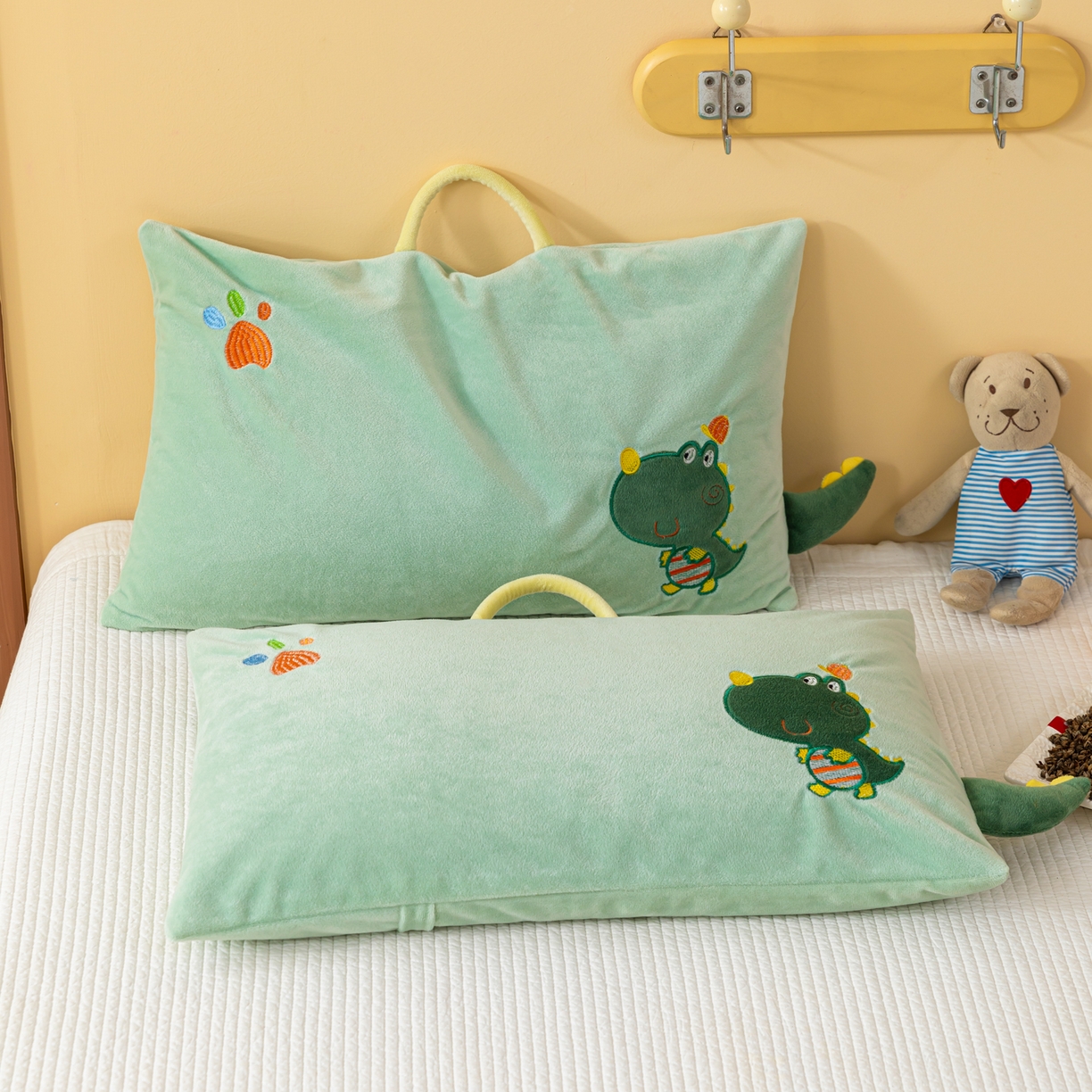 91家纺网 家纺一手货源 找家纺 织布人 2025新款荞麦枕婴肤绒卡通儿童荞麦枕学生枕开学季宿舍枕头枕芯 婴肤绒手提荞麦枕-小恐龙 30x50cm/只