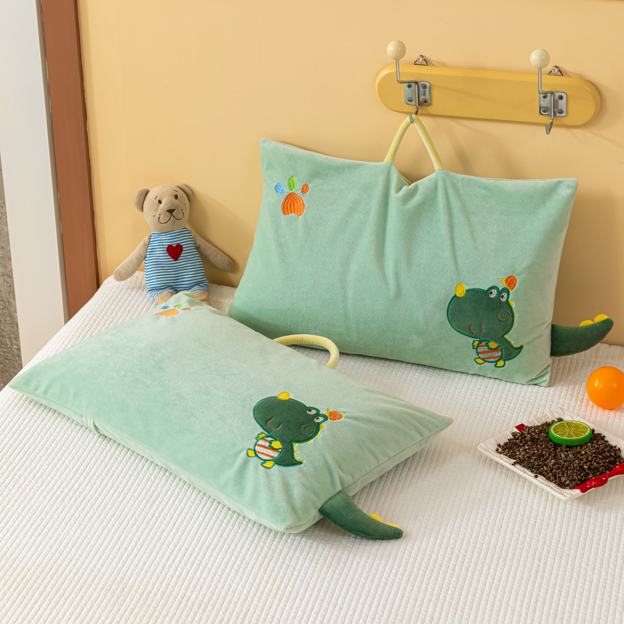 91家纺网 家纺一手货源 找家纺 织布人 2025新款荞麦枕婴肤绒卡通儿童荞麦枕学生枕开学季宿舍枕头枕芯 婴肤绒手提荞麦枕-小恐龙 30x50cm/只