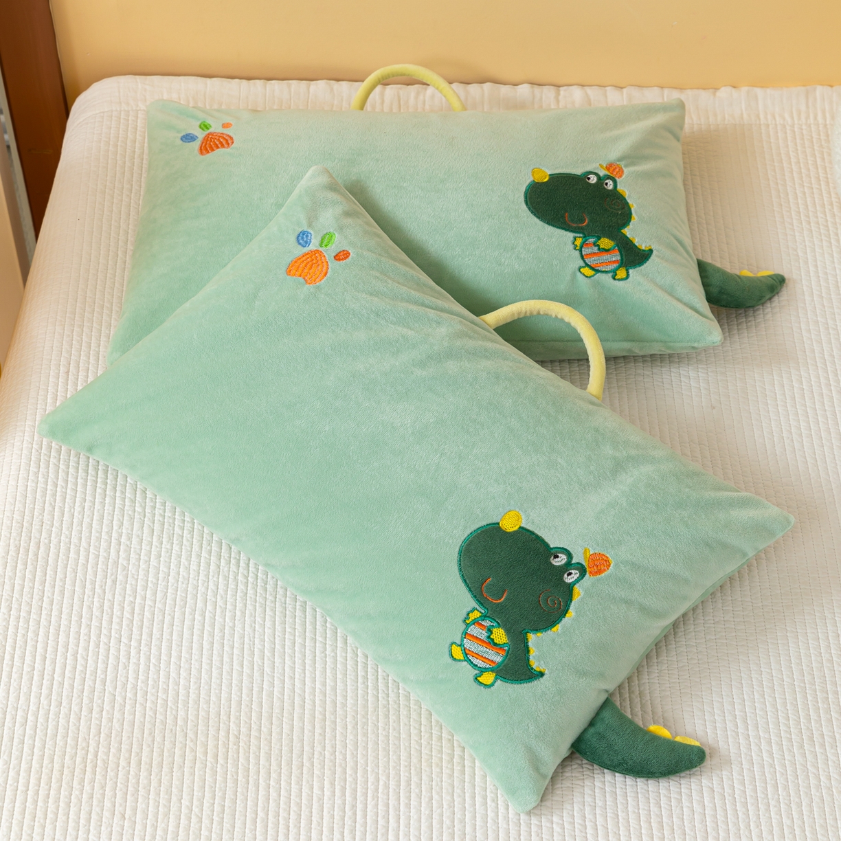 91家纺网 家纺一手货源 找家纺 织布人 2025新款荞麦枕婴肤绒卡通儿童荞麦枕学生枕开学季宿舍枕头枕芯 婴肤绒手提荞麦枕-小恐龙 30x50cm/只