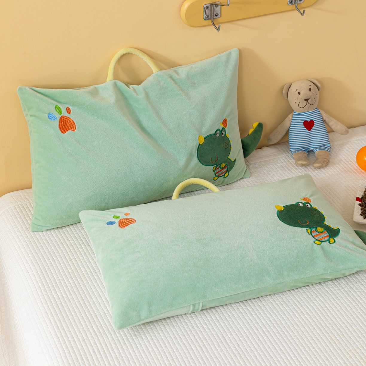 91家纺网 家纺一手货源 找家纺 织布人 2025新款荞麦枕婴肤绒卡通儿童荞麦枕学生枕开学季宿舍枕头枕芯 婴肤绒手提荞麦枕-小恐龙 30x50cm/只