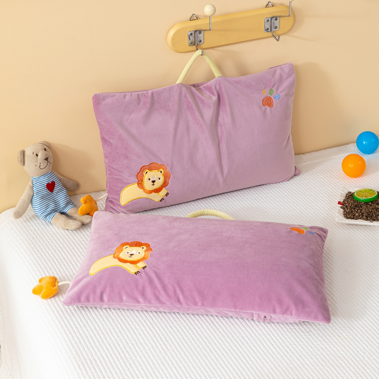 91家纺网 家纺一手货源 找家纺 织布人 2025新款荞麦枕婴肤绒卡通儿童荞麦枕学生枕开学季宿舍枕头枕芯 婴肤绒手提荞麦枕-小狮子 30x50cm/只