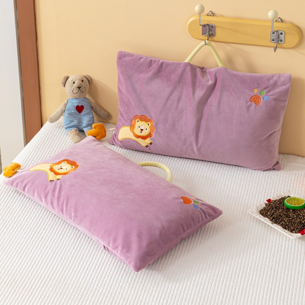 91家纺网 家纺一手货源 找家纺 织布人 2025新款荞麦枕婴肤绒卡通儿童荞麦枕学生枕开学季宿舍枕头枕芯 婴肤绒手提荞麦枕-小狮子 30x50cm/只