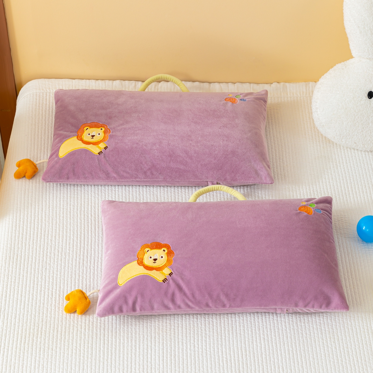 91家纺网 家纺一手货源 找家纺 织布人 2025新款荞麦枕婴肤绒卡通儿童荞麦枕学生枕开学季宿舍枕头枕芯 婴肤绒手提荞麦枕-小狮子 30x50cm/只