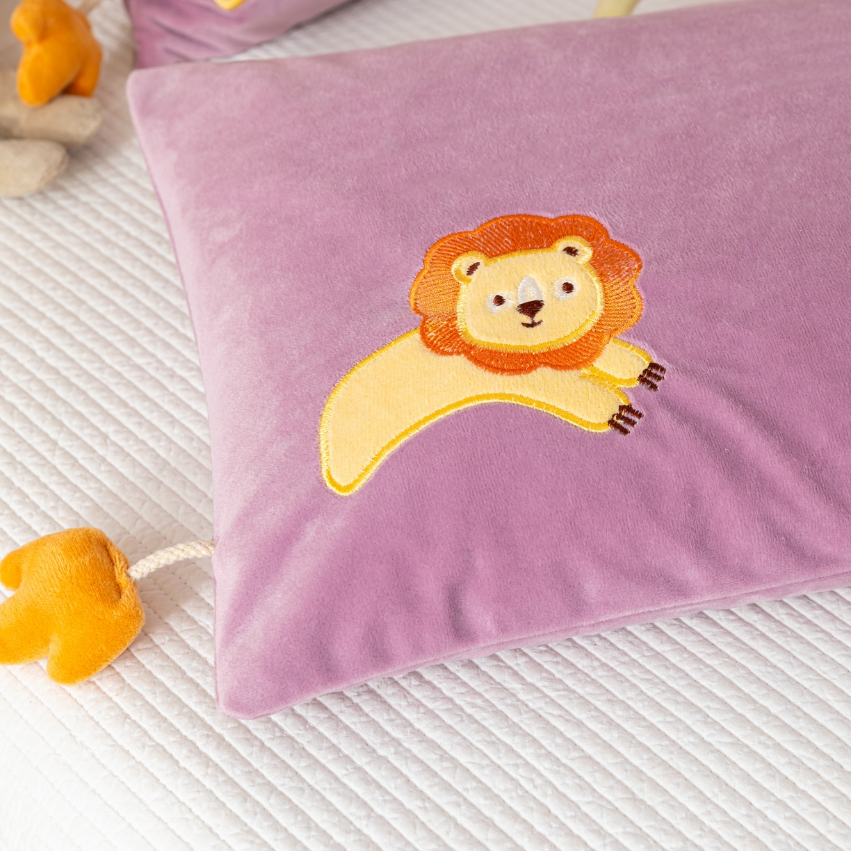91家纺网 家纺一手货源 找家纺 织布人 2025新款荞麦枕婴肤绒卡通儿童荞麦枕学生枕开学季宿舍枕头枕芯 婴肤绒手提荞麦枕-小狮子 30x50cm/只