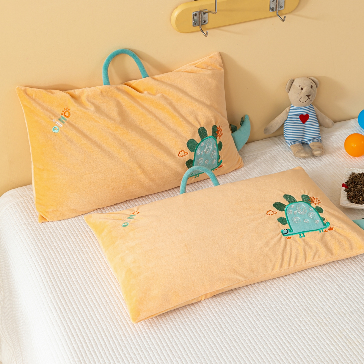 91家纺网 家纺一手货源 找家纺 织布人 2025新款荞麦枕婴肤绒卡通儿童荞麦枕学生枕开学季宿舍枕头枕芯 婴肤绒手提荞麦枕-小蜗牛 30x50cm/只