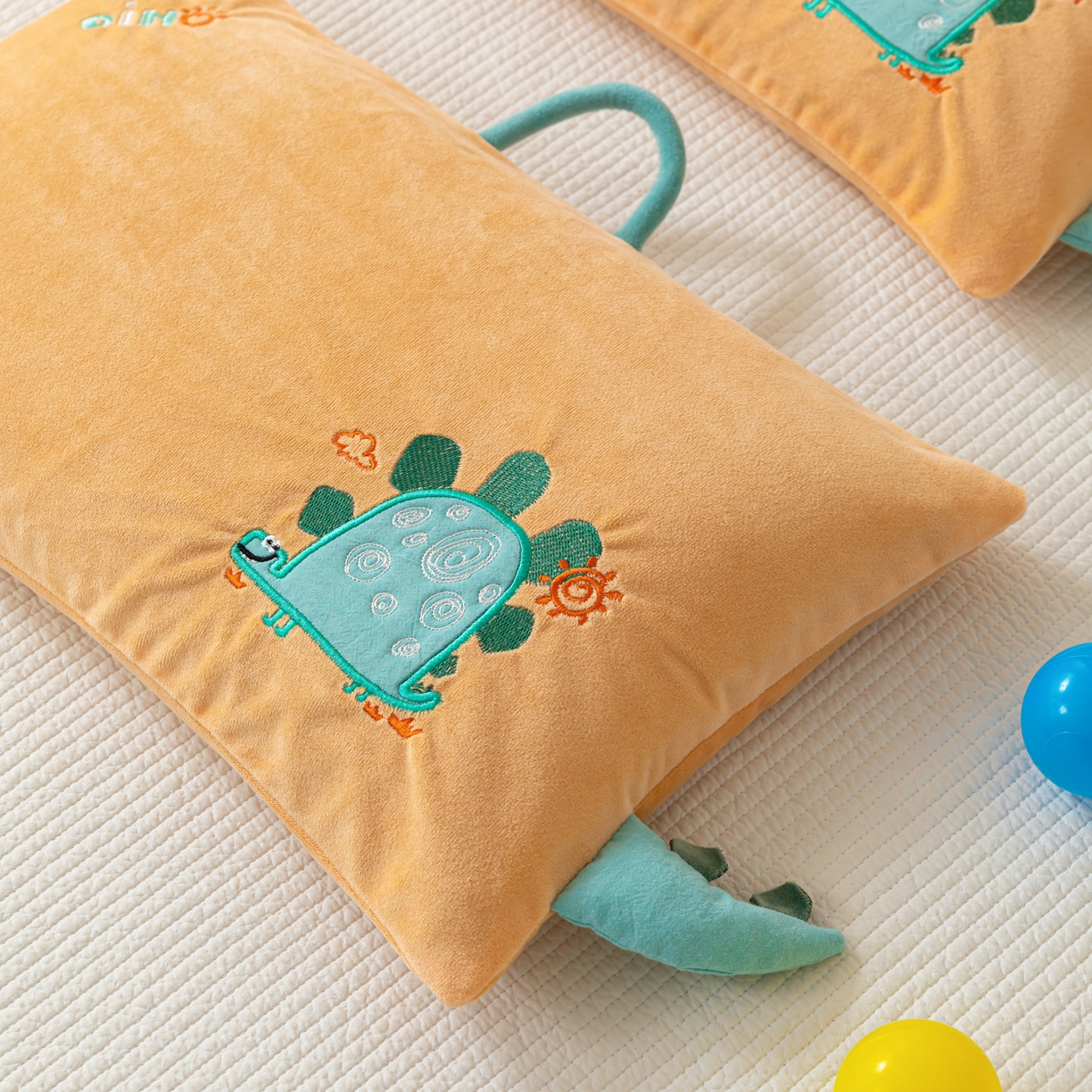 91家纺网 家纺一手货源 找家纺 织布人 2025新款荞麦枕婴肤绒卡通儿童荞麦枕学生枕开学季宿舍枕头枕芯 婴肤绒手提荞麦枕-小蜗牛 30x50cm/只