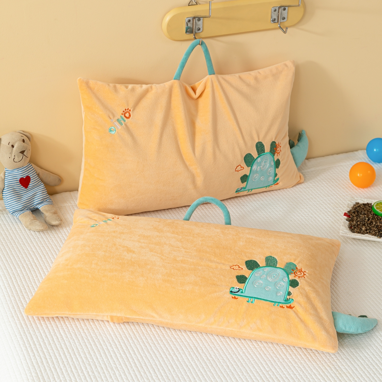 91家纺网 家纺一手货源 找家纺 织布人 2025新款荞麦枕婴肤绒卡通儿童荞麦枕学生枕开学季宿舍枕头枕芯 婴肤绒手提荞麦枕-小蜗牛 30x50cm/只