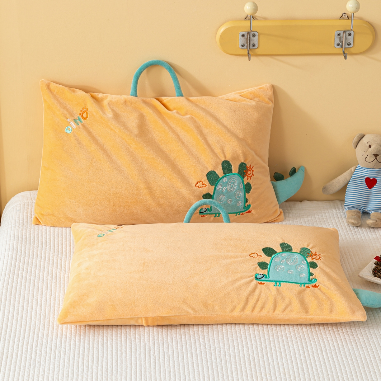 91家纺网 家纺一手货源 找家纺 织布人 2025新款荞麦枕婴肤绒卡通儿童荞麦枕学生枕开学季宿舍枕头枕芯 婴肤绒手提荞麦枕-小蜗牛 30x50cm/只