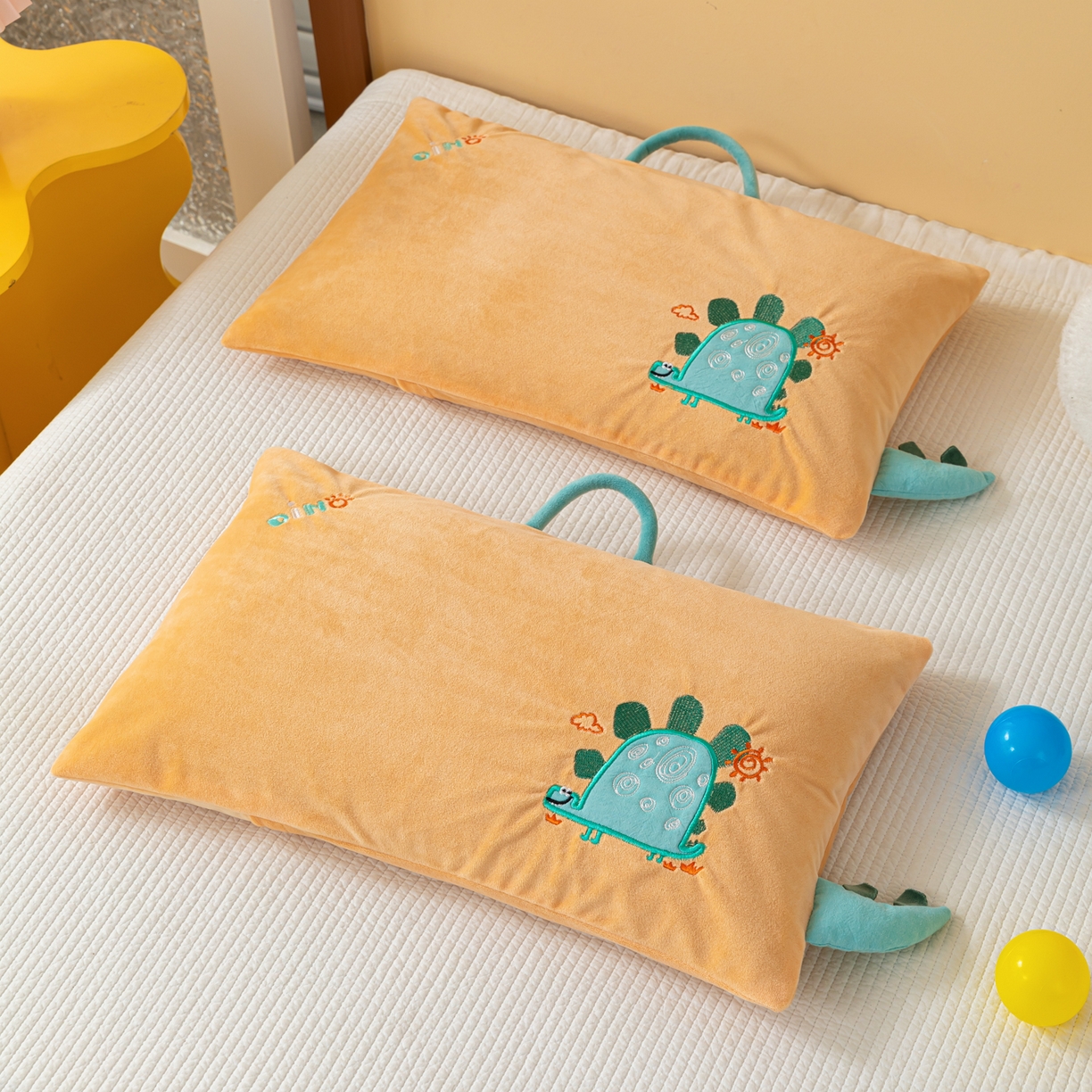 91家纺网 家纺一手货源 找家纺 织布人 2025新款荞麦枕婴肤绒卡通儿童荞麦枕学生枕开学季宿舍枕头枕芯 婴肤绒手提荞麦枕-小蜗牛 30x50cm/只