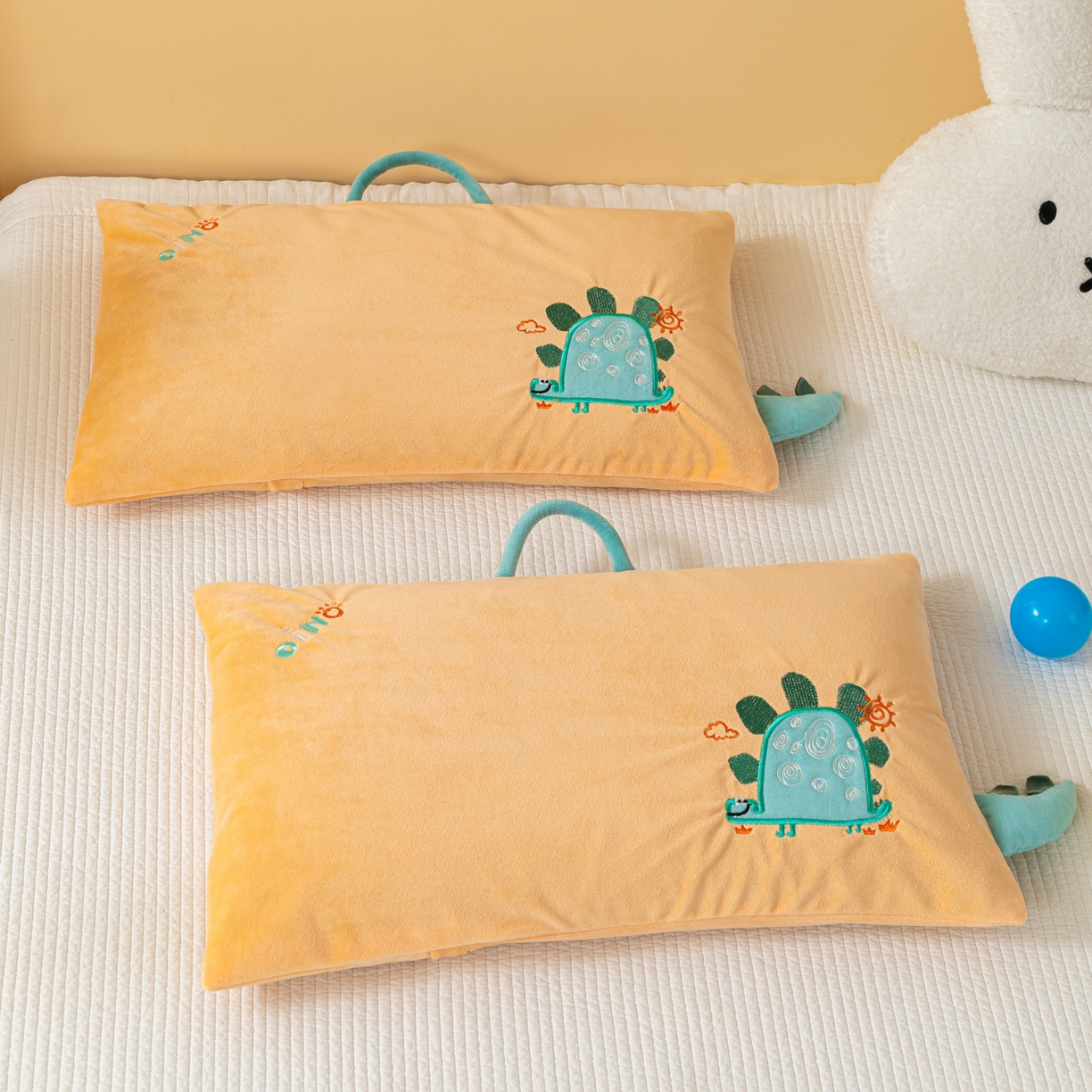 91家纺网 家纺一手货源 找家纺 织布人 2025新款荞麦枕婴肤绒卡通儿童荞麦枕学生枕开学季宿舍枕头枕芯 婴肤绒手提荞麦枕-小蜗牛 30x50cm/只