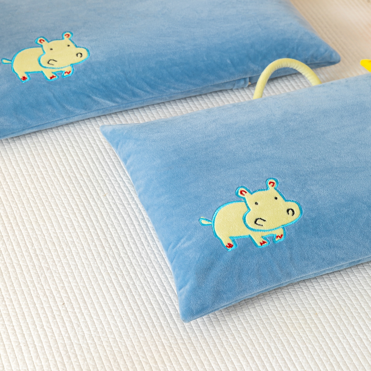 91家纺网 家纺一手货源 找家纺 织布人 2025新款荞麦枕婴肤绒卡通儿童荞麦枕学生枕开学季宿舍枕头枕芯 婴肤绒手提荞麦枕-小犀牛 30x50cm/只