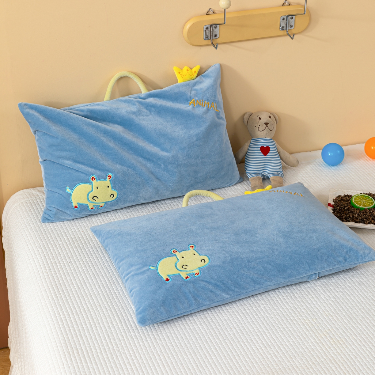 91家纺网 家纺一手货源 找家纺 织布人 2025新款荞麦枕婴肤绒卡通儿童荞麦枕学生枕开学季宿舍枕头枕芯 婴肤绒手提荞麦枕-小犀牛 30x50cm/只