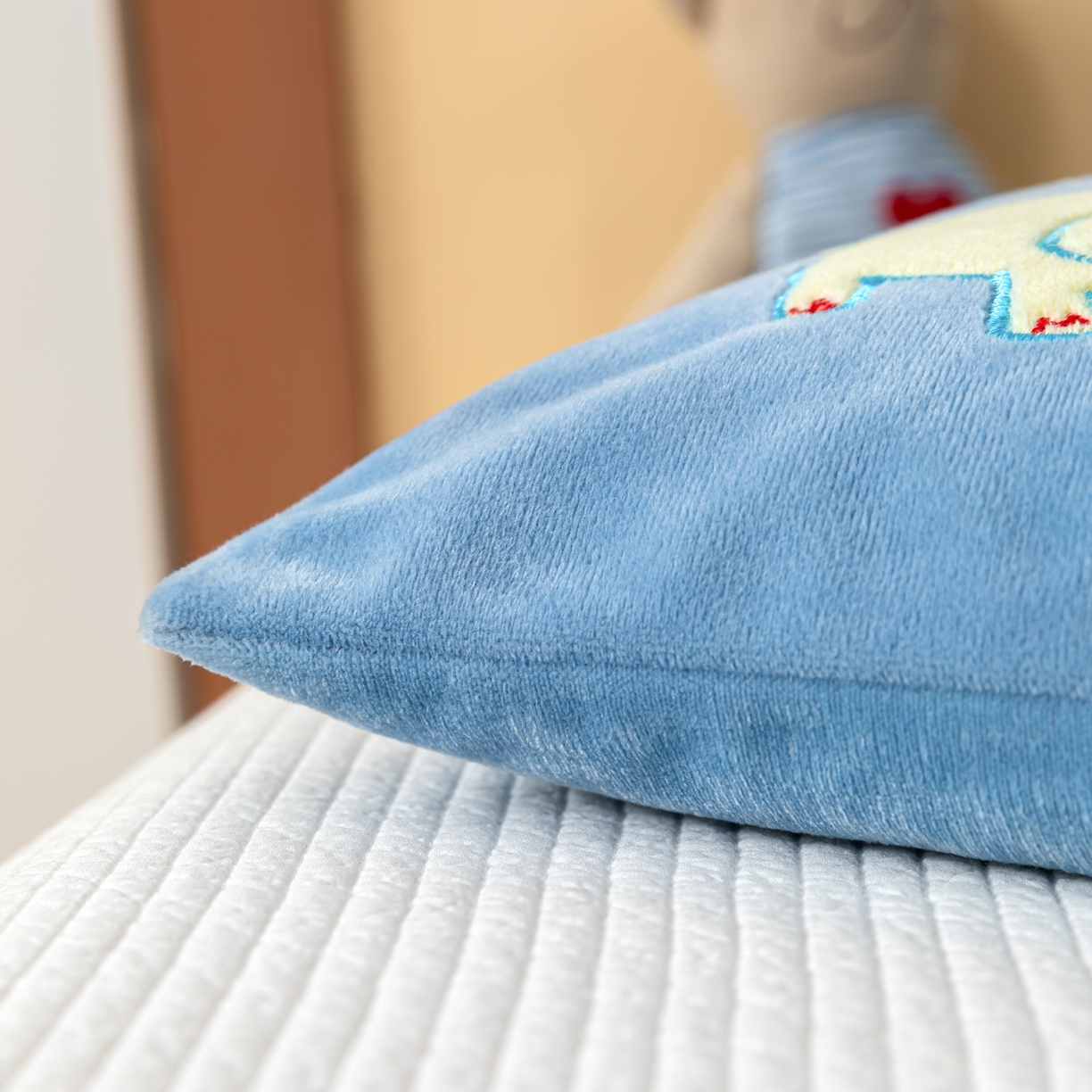 91家纺网 家纺一手货源 找家纺 织布人 2025新款荞麦枕婴肤绒卡通儿童荞麦枕学生枕开学季宿舍枕头枕芯 婴肤绒手提荞麦枕-小犀牛 30x50cm/只