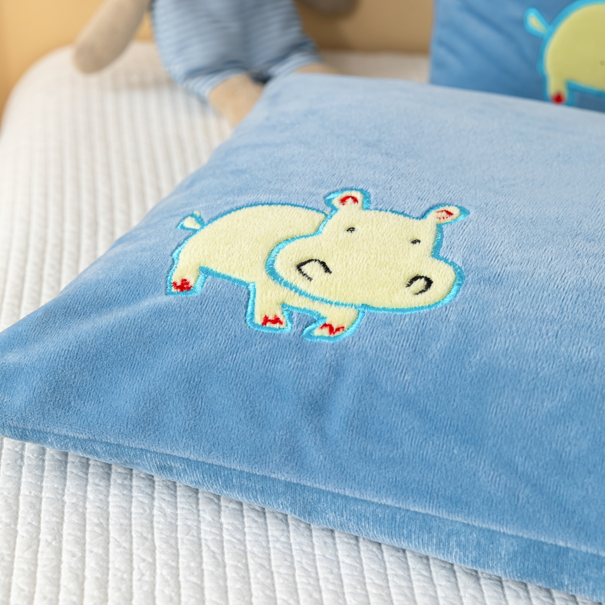 91家纺网 家纺一手货源 找家纺 织布人 2025新款荞麦枕婴肤绒卡通儿童荞麦枕学生枕开学季宿舍枕头枕芯 婴肤绒手提荞麦枕-小犀牛 30x50cm/只