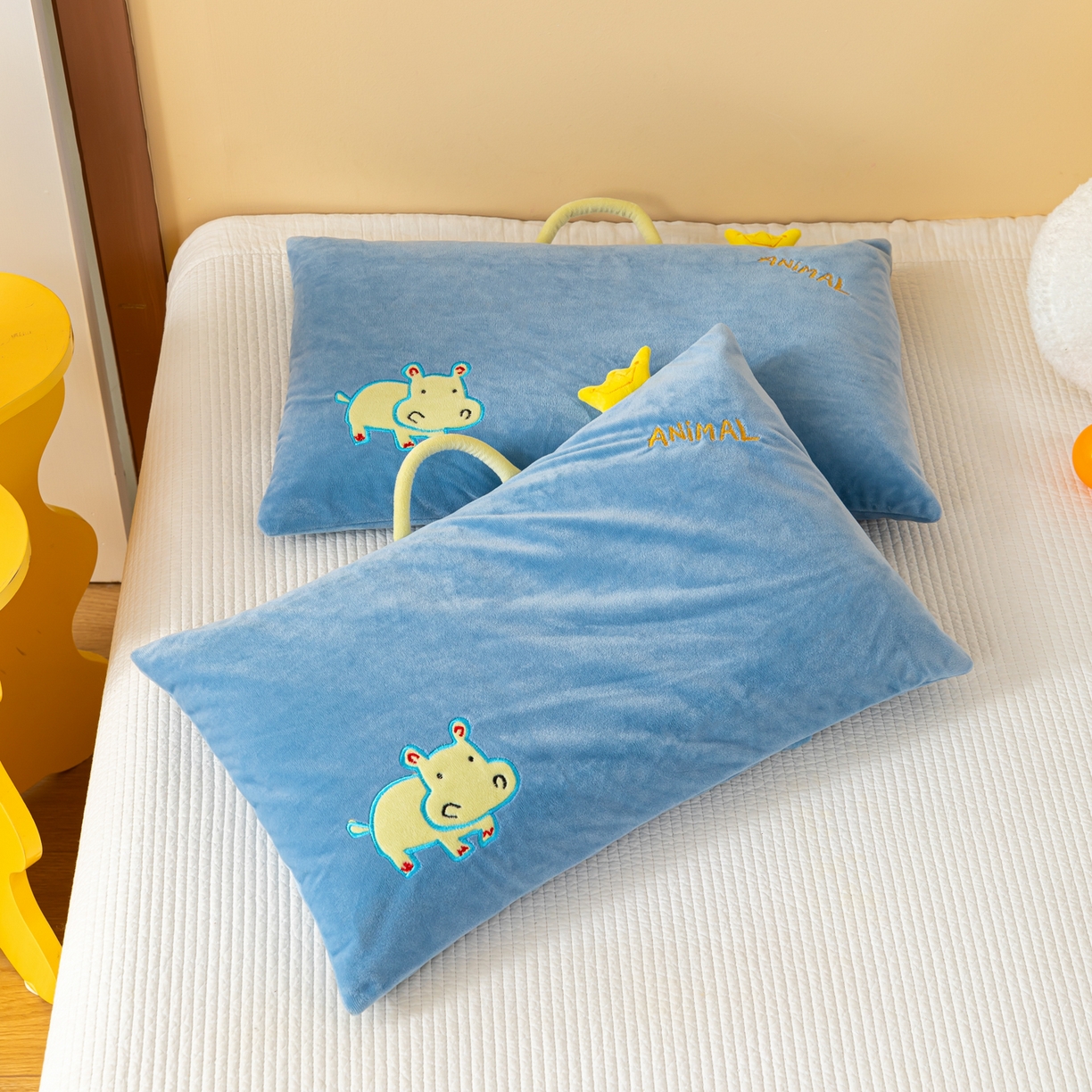 91家纺网 家纺一手货源 找家纺 织布人 2025新款荞麦枕婴肤绒卡通儿童荞麦枕学生枕开学季宿舍枕头枕芯 婴肤绒手提荞麦枕-小犀牛 30x50cm/只