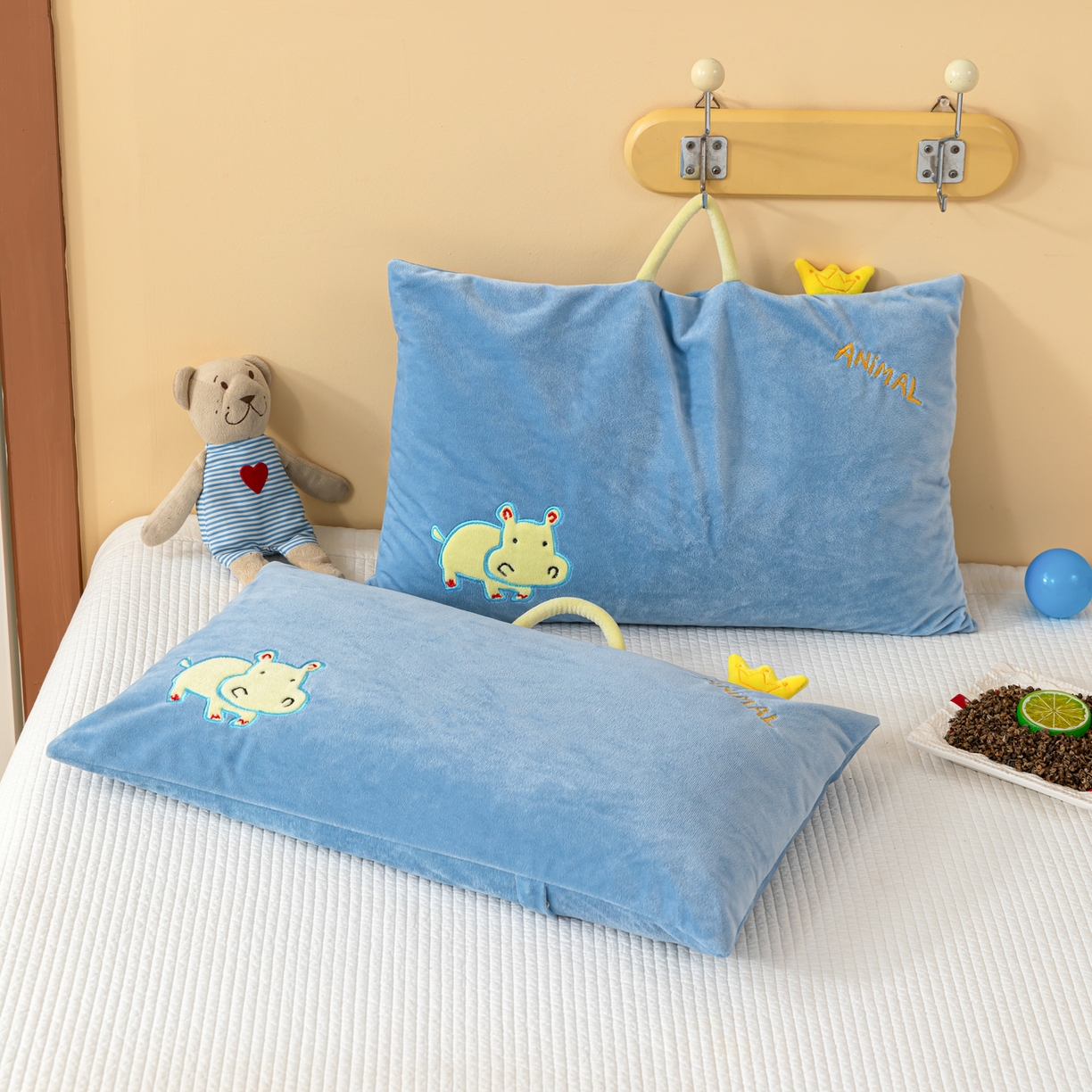 91家纺网 家纺一手货源 找家纺 织布人 2025新款荞麦枕婴肤绒卡通儿童荞麦枕学生枕开学季宿舍枕头枕芯 婴肤绒手提荞麦枕-小犀牛 30x50cm/只