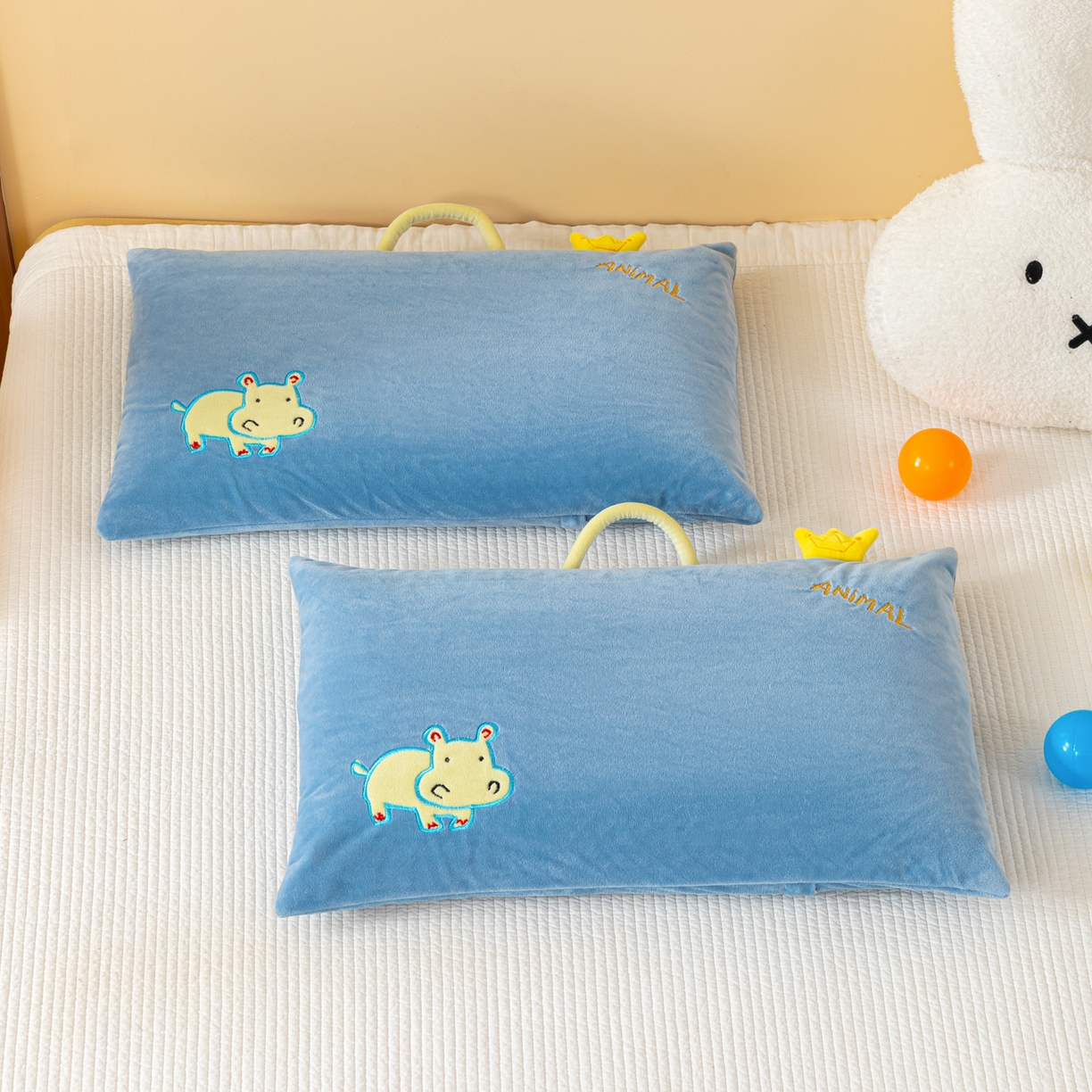 91家纺网 家纺一手货源 找家纺 织布人 2025新款荞麦枕婴肤绒卡通儿童荞麦枕学生枕开学季宿舍枕头枕芯 婴肤绒手提荞麦枕-小犀牛 30x50cm/只