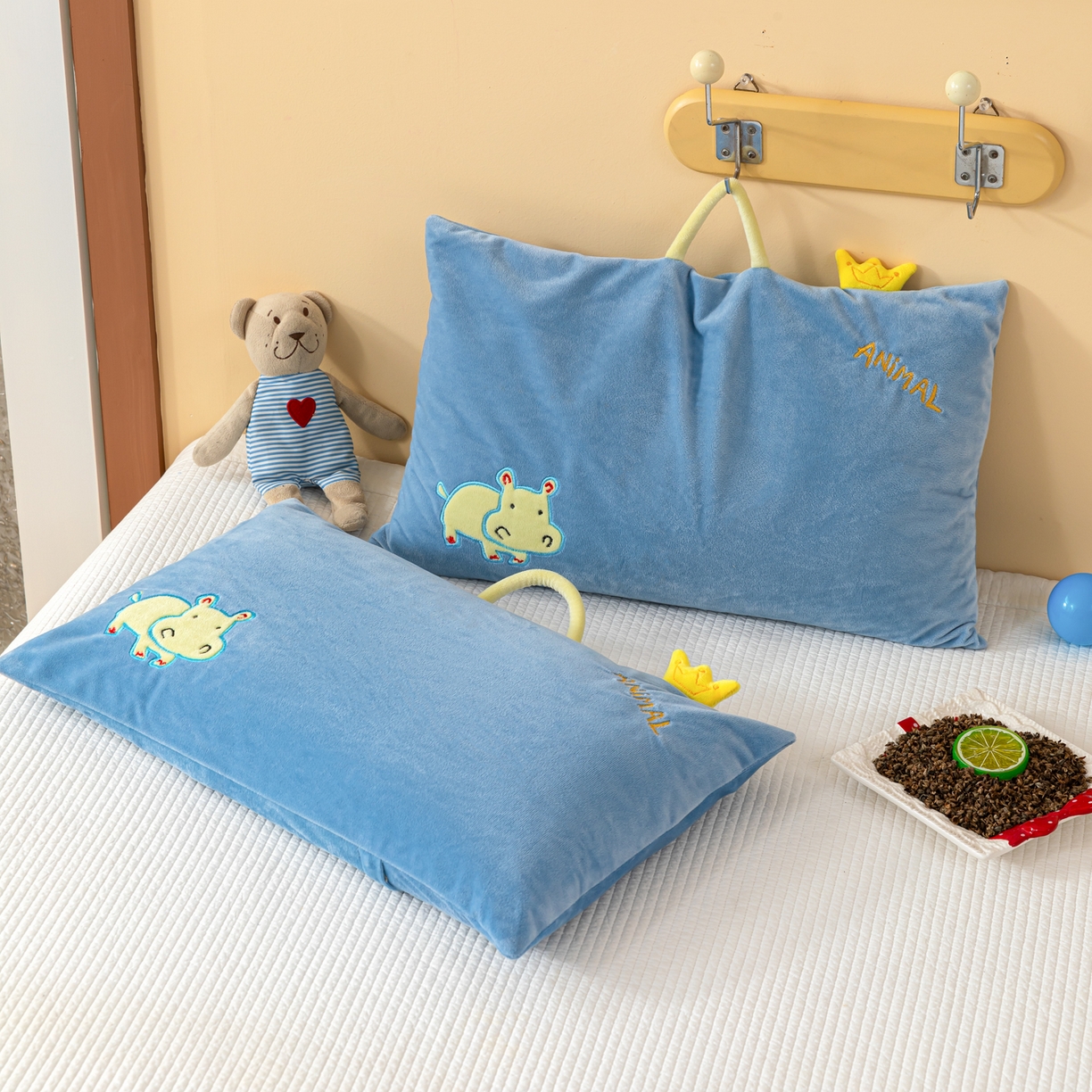 91家纺网 家纺一手货源 找家纺 织布人 2025新款荞麦枕婴肤绒卡通儿童荞麦枕学生枕开学季宿舍枕头枕芯 婴肤绒手提荞麦枕-小犀牛 30x50cm/只