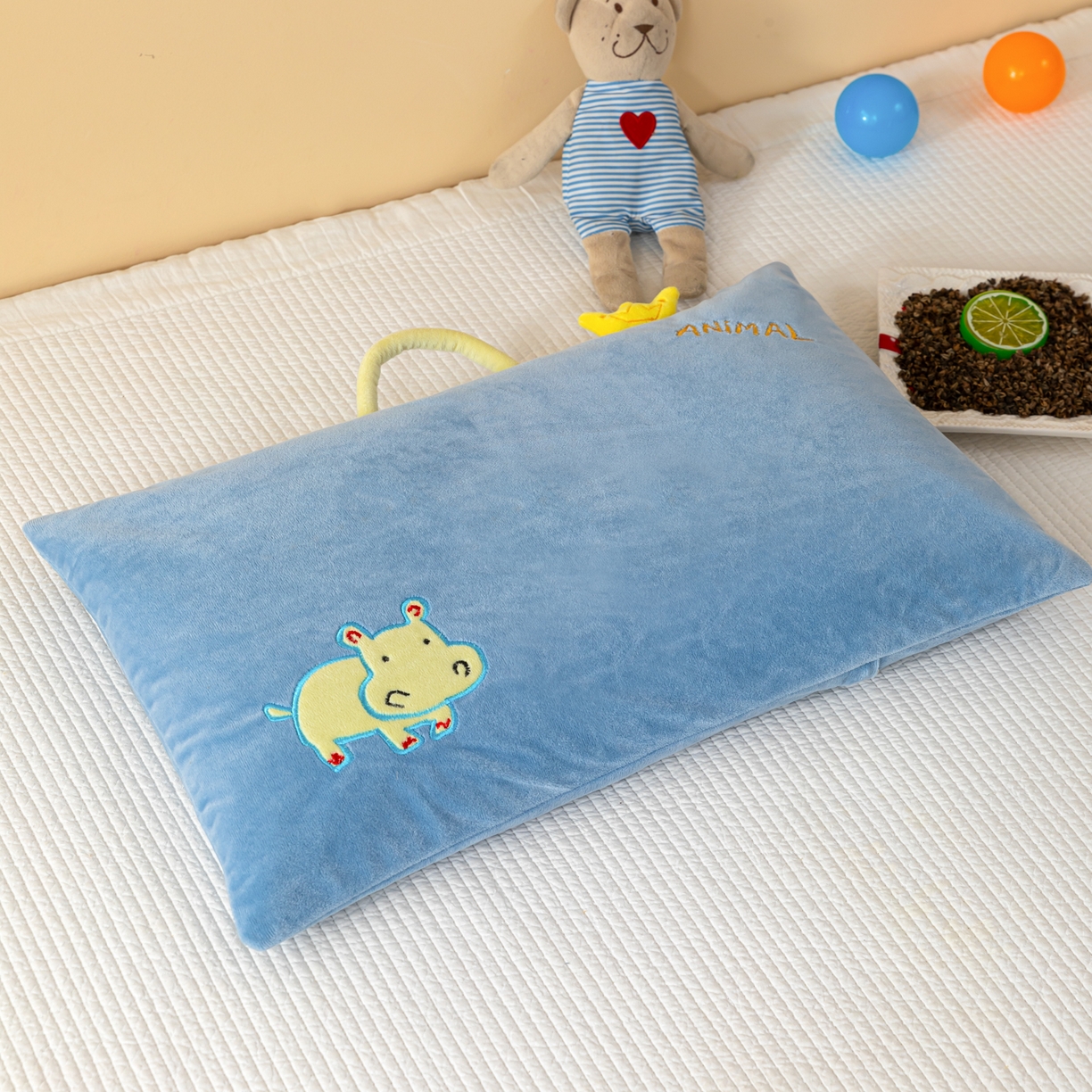 91家纺网 家纺一手货源 找家纺 织布人 2025新款荞麦枕婴肤绒卡通儿童荞麦枕学生枕开学季宿舍枕头枕芯 婴肤绒手提荞麦枕-小犀牛 30x50cm/只