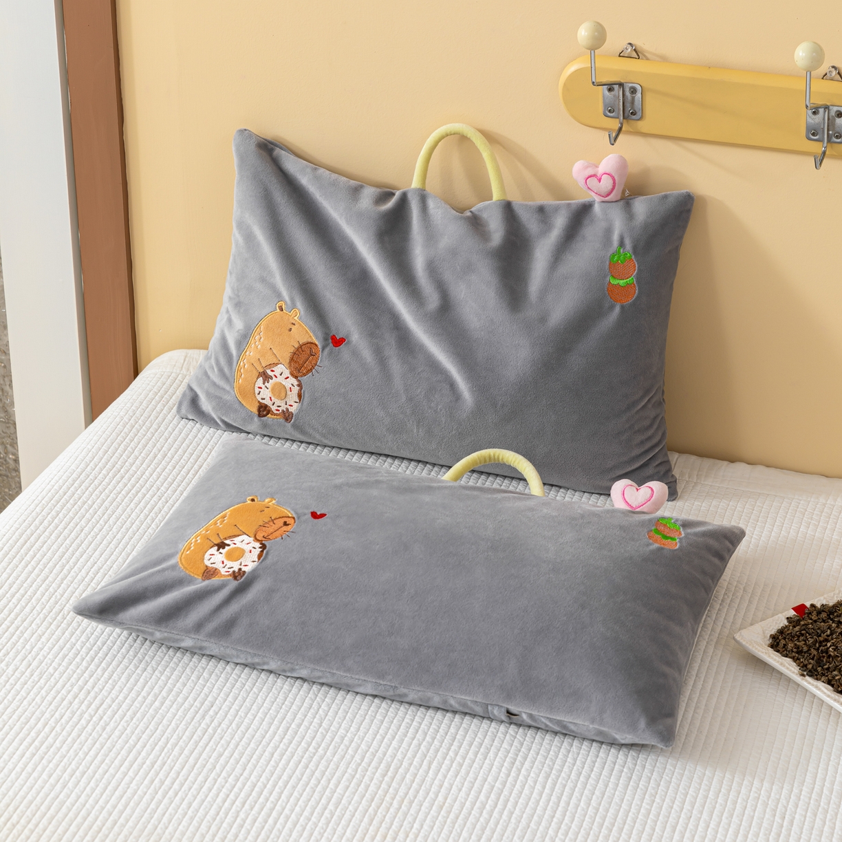 91家纺网 家纺一手货源 找家纺 织布人 2025新款荞麦枕婴肤绒卡通儿童荞麦枕学生枕开学季宿舍枕头枕芯 婴肤绒手提荞麦枕-小熊 30x50cm/只