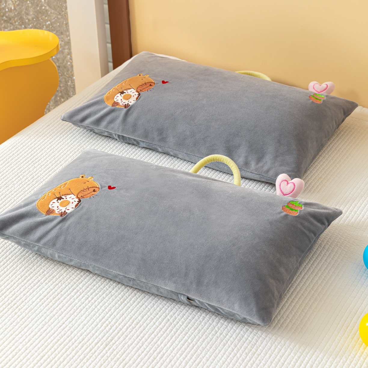 91家纺网 家纺一手货源 找家纺 织布人 2025新款荞麦枕婴肤绒卡通儿童荞麦枕学生枕开学季宿舍枕头枕芯 婴肤绒手提荞麦枕-小熊 30x50cm/只