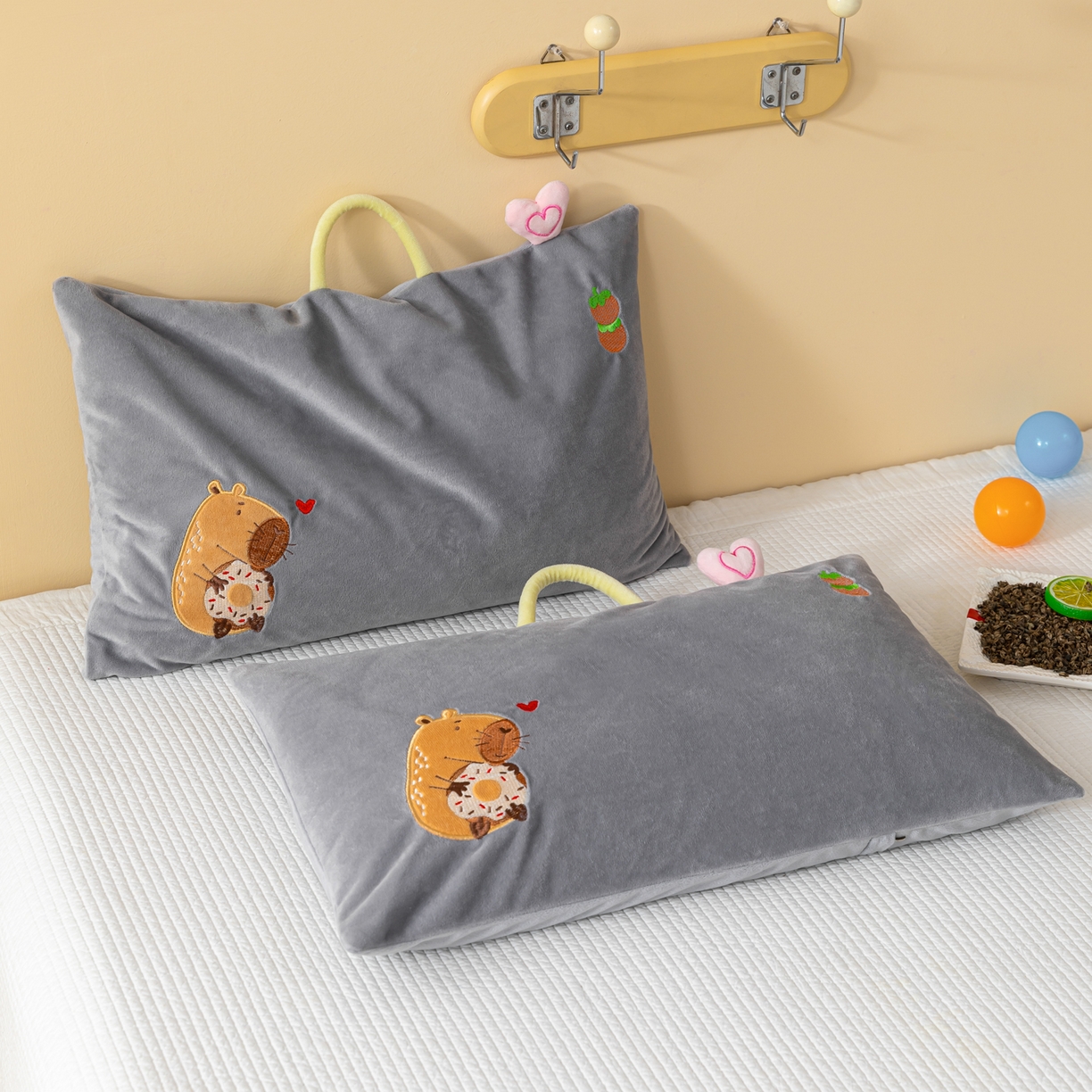 91家纺网 家纺一手货源 找家纺 织布人 2025新款荞麦枕婴肤绒卡通儿童荞麦枕学生枕开学季宿舍枕头枕芯 婴肤绒手提荞麦枕-小熊 30x50cm/只