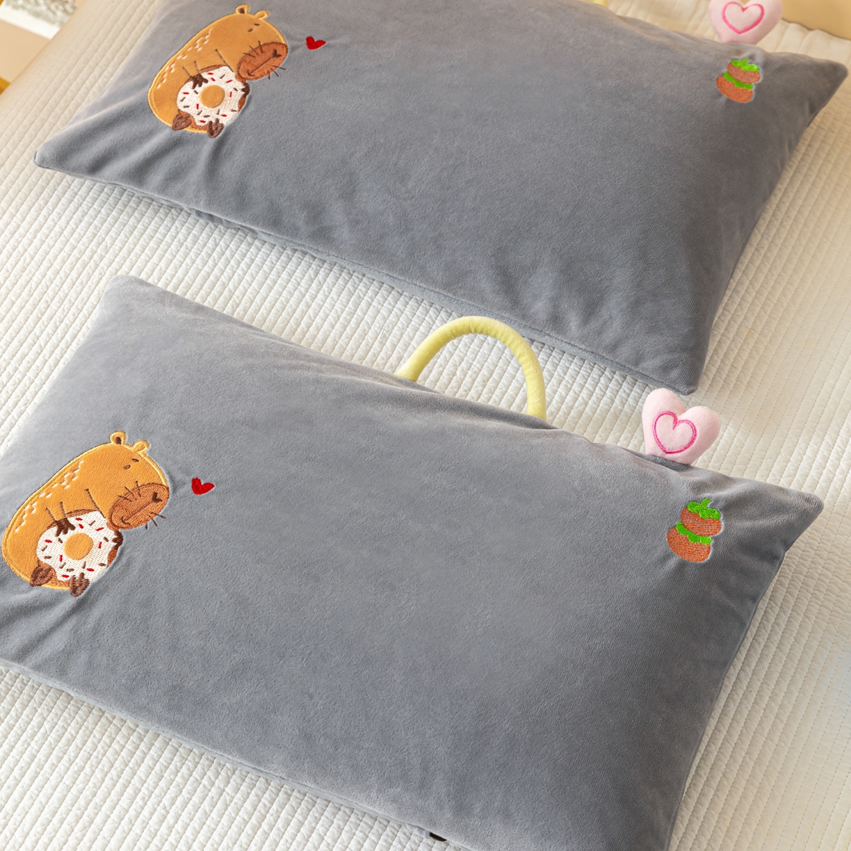 91家纺网 家纺一手货源 找家纺 织布人 2025新款荞麦枕婴肤绒卡通儿童荞麦枕学生枕开学季宿舍枕头枕芯 婴肤绒手提荞麦枕-小熊 30x50cm/只