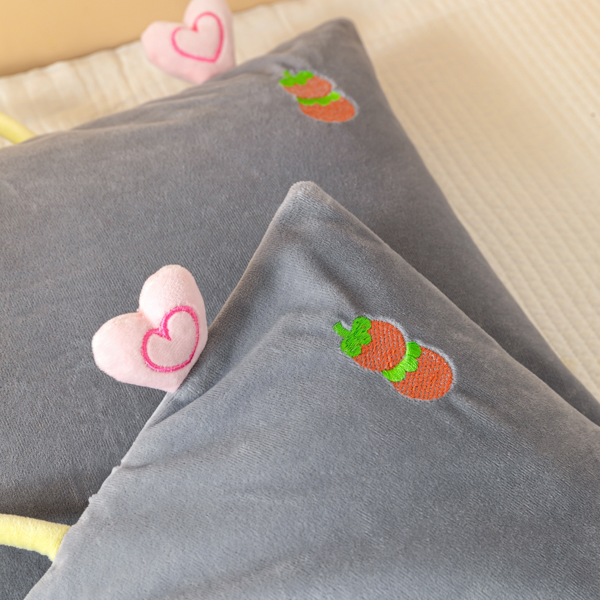 91家纺网 家纺一手货源 找家纺 织布人 2025新款荞麦枕婴肤绒卡通儿童荞麦枕学生枕开学季宿舍枕头枕芯 婴肤绒手提荞麦枕-小熊 30x50cm/只