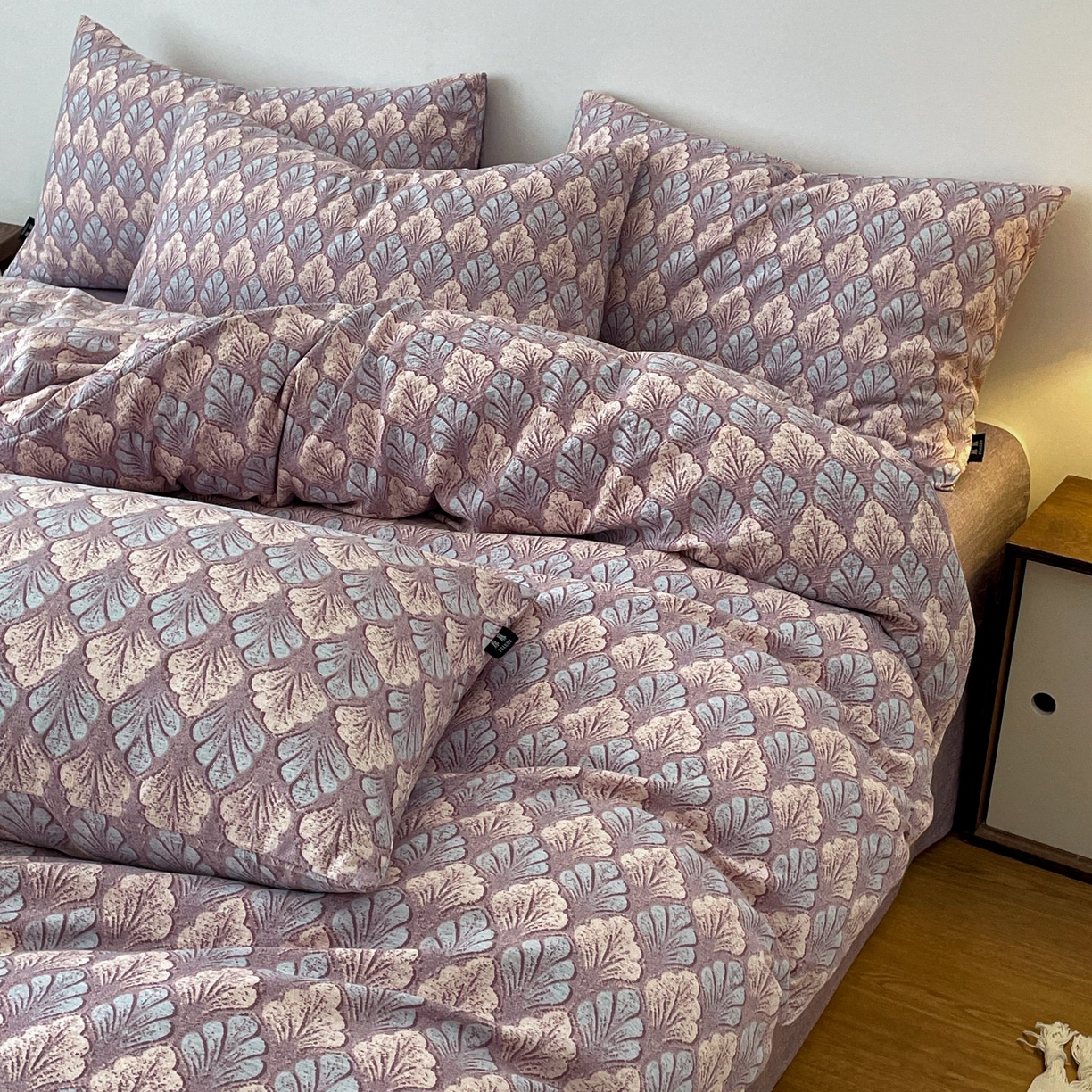 91家纺网 家纺一手货源 找家纺 梦纤绒 2025秋冬新款A类高克重亚麻复古诧季风原麻系列四件套 落叶知秋紫